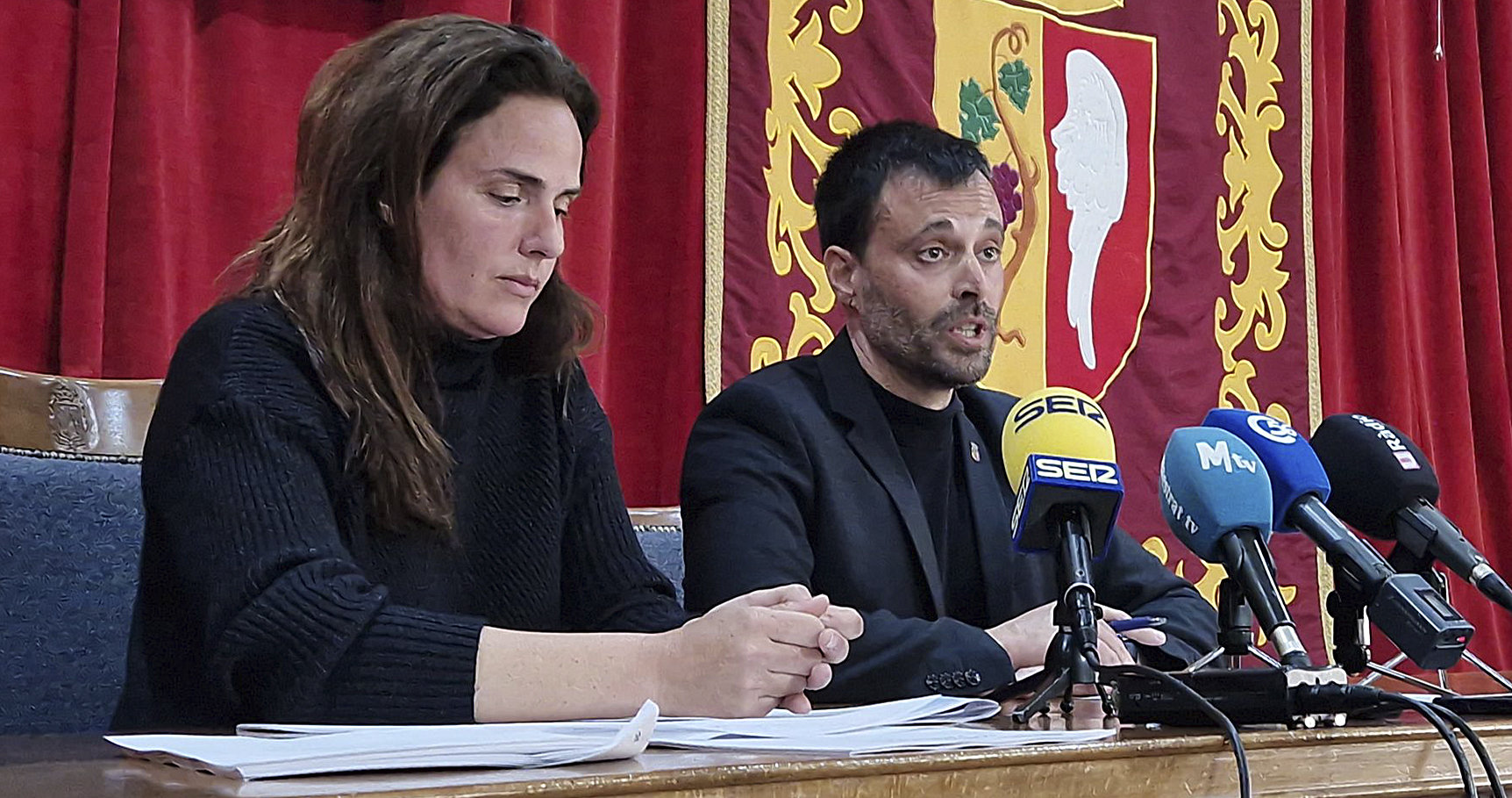 El alcalde de Vinaròs, Guillem Alsina, ayer en rueda de prensa junto a la concejala Carmen Morellà.