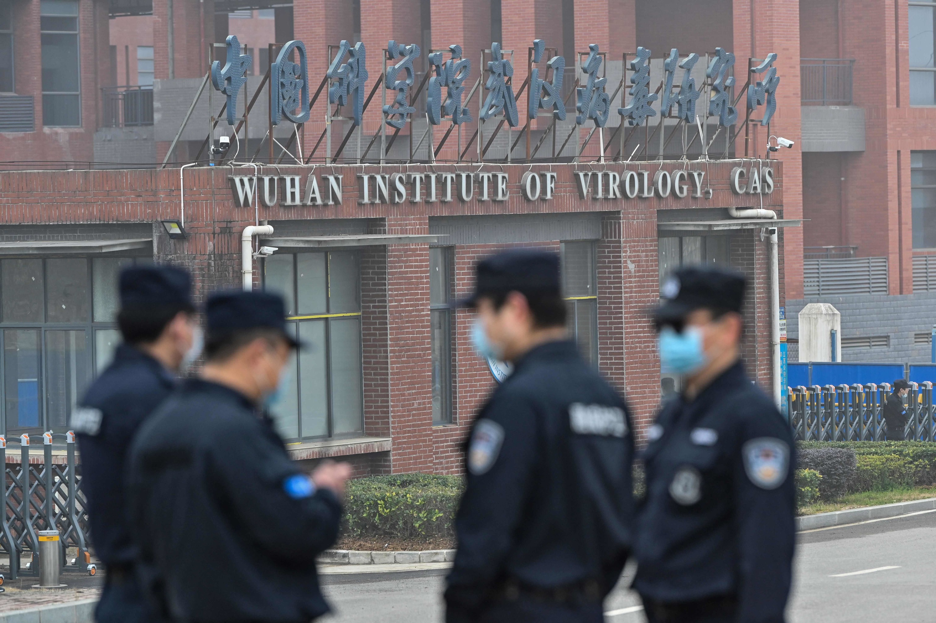 Personal de seguridad a las puertas del Instituto de Virología de Wuhan.