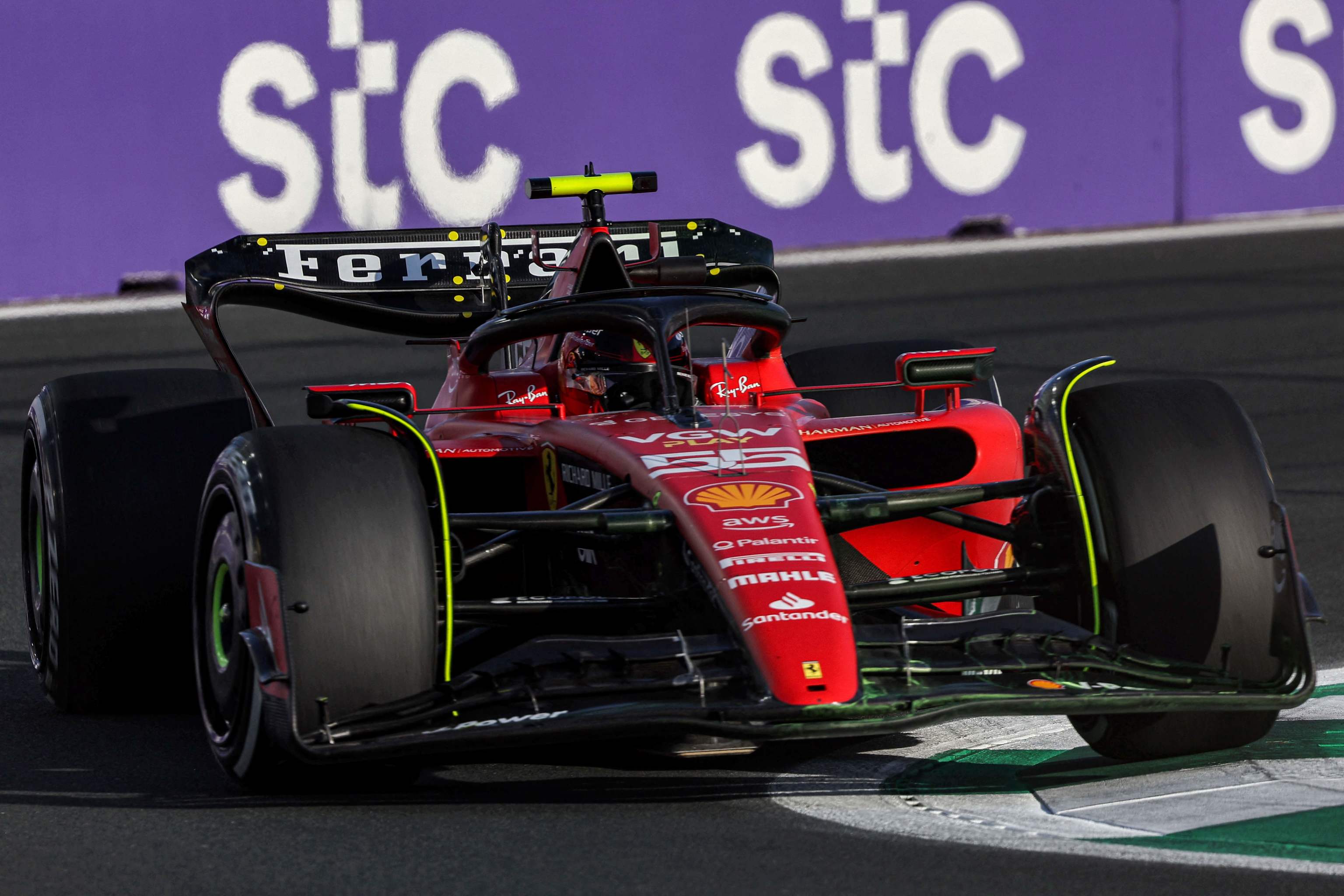 El Ferrari de Carlos Sainz, durante el GP de Arabia.