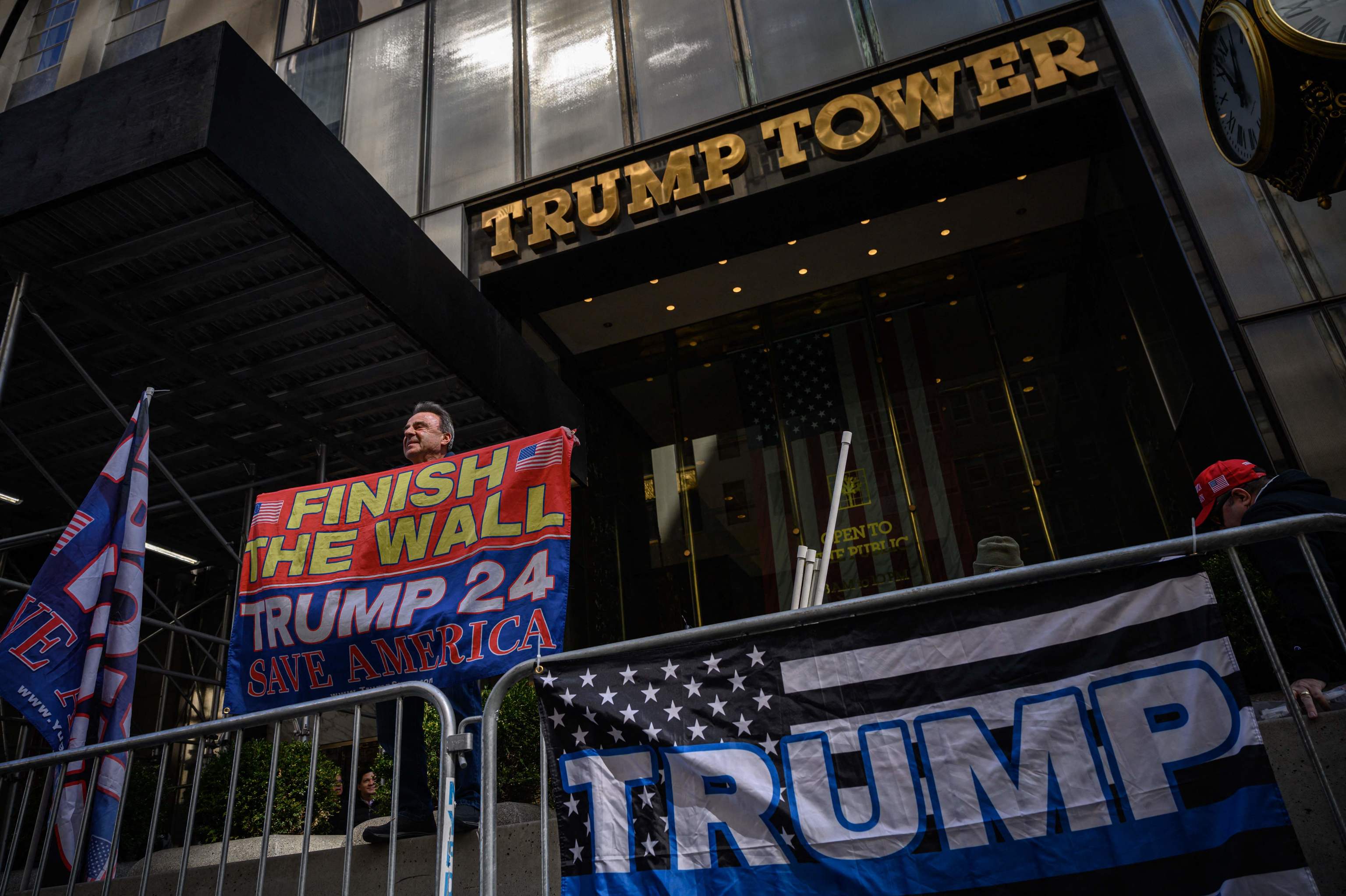 Partidarios del ex presidente frente a la Torre Trump en Nueva York.