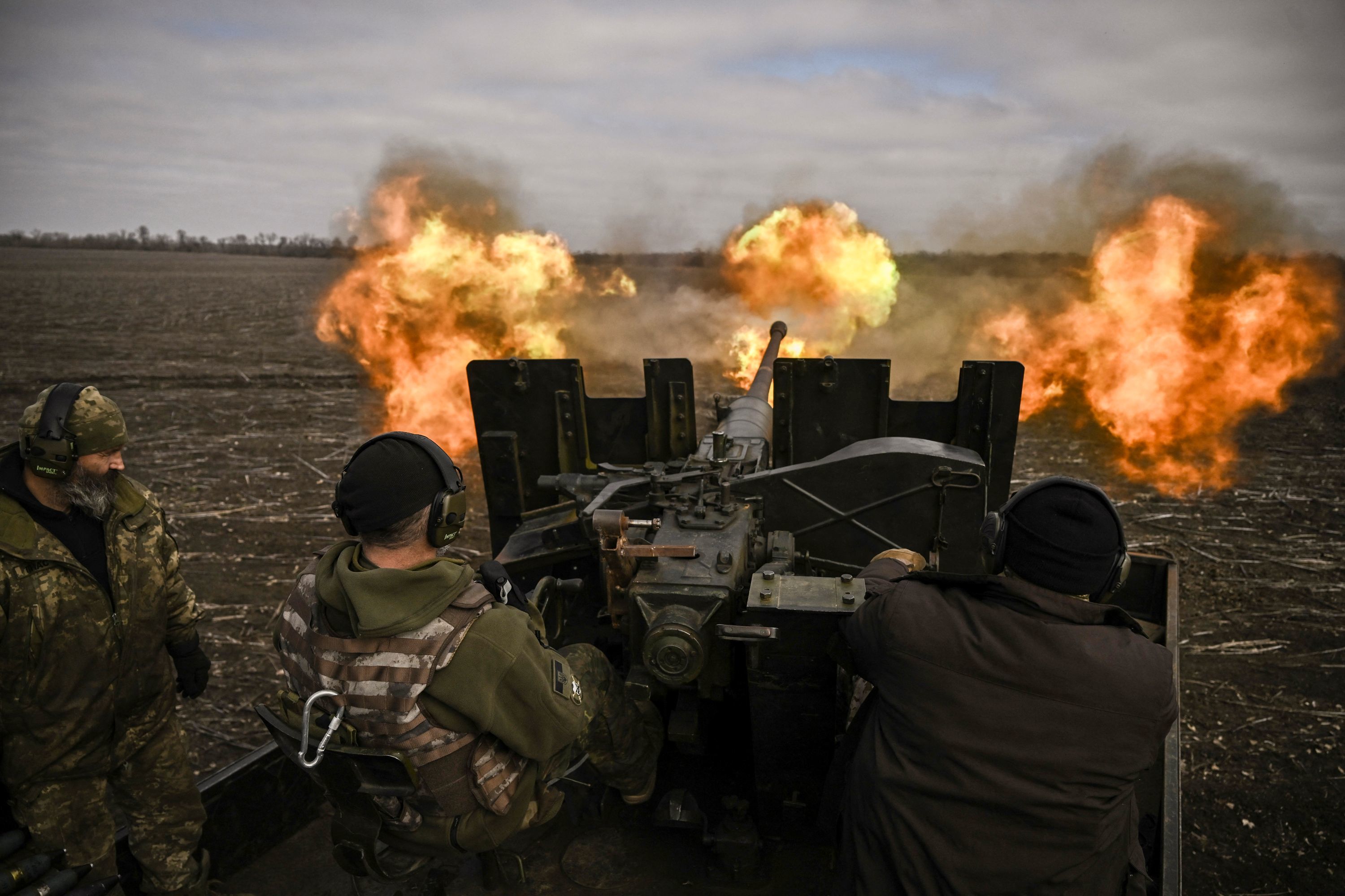 Militares ucranianos disparan con un cañón antiaéreo S60 contra posiciones rusas.