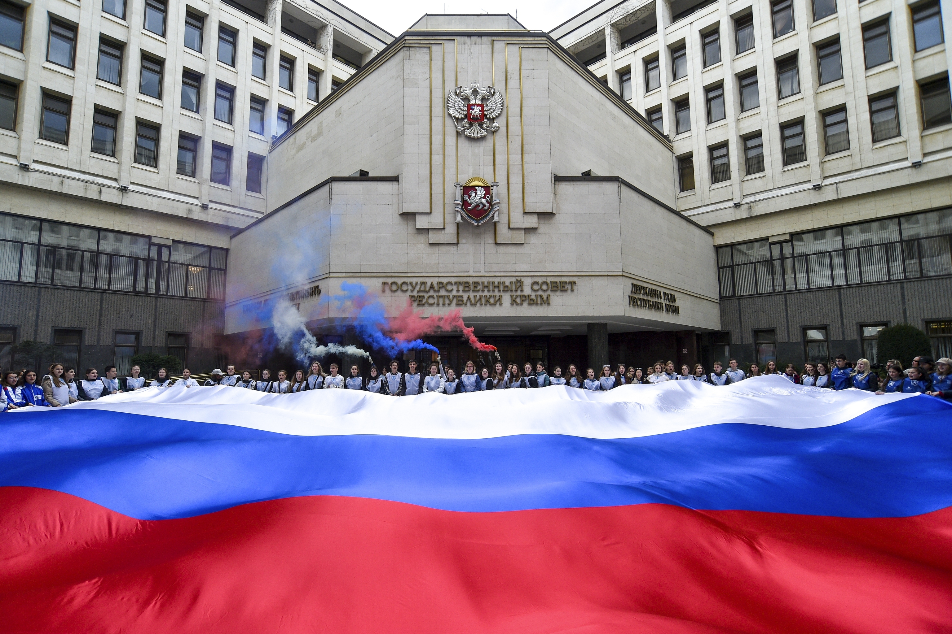 Despliegue de una bandera nacional rusa frente al Parlamento de Crimea.