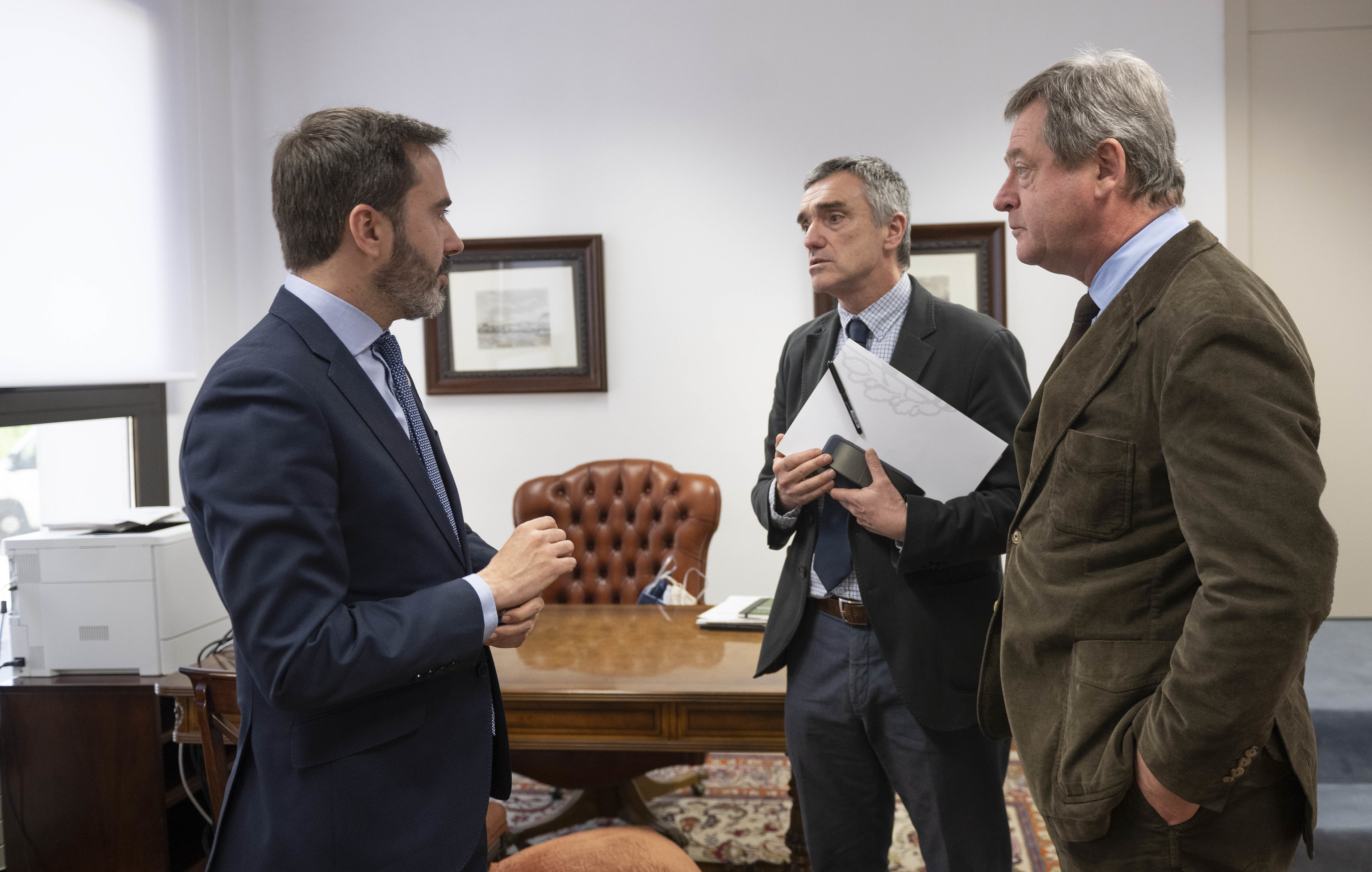 Los consejeros Javier Hurtado y Bingen Zupiria junto al coordinador general Jonan Fernndez tras la reunin del Consejo de Gobierno en Vitoria.
