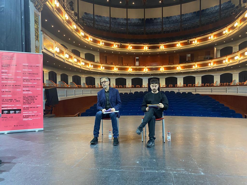 Alfonso Ribes y Carles ngel Saur este martes durante la presentacin de la programacin en el Teatro Principal.