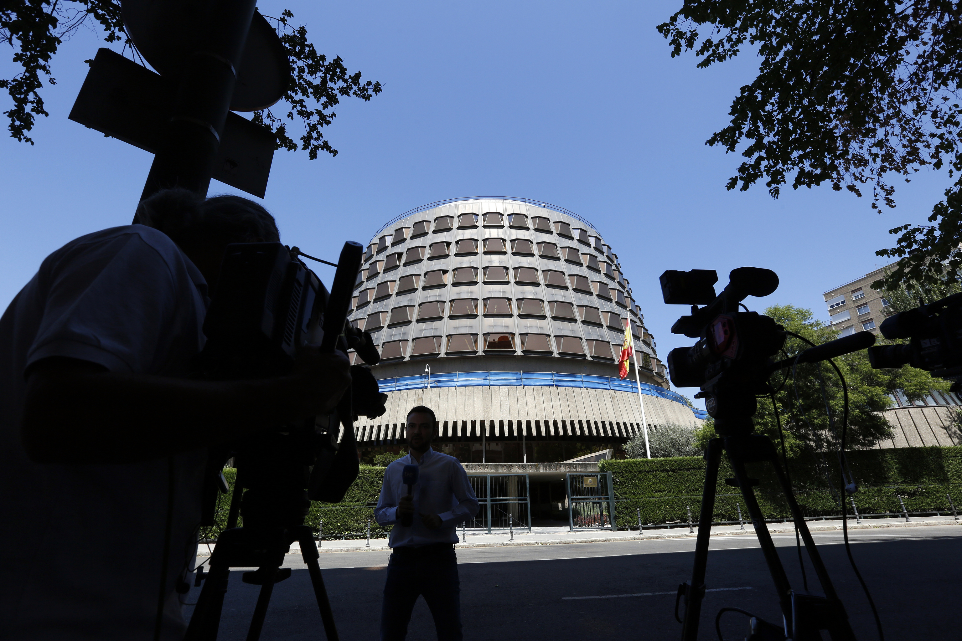 Varios medios apostados a la entrada de la sede del Tribunal Constitucional, en Madrid.