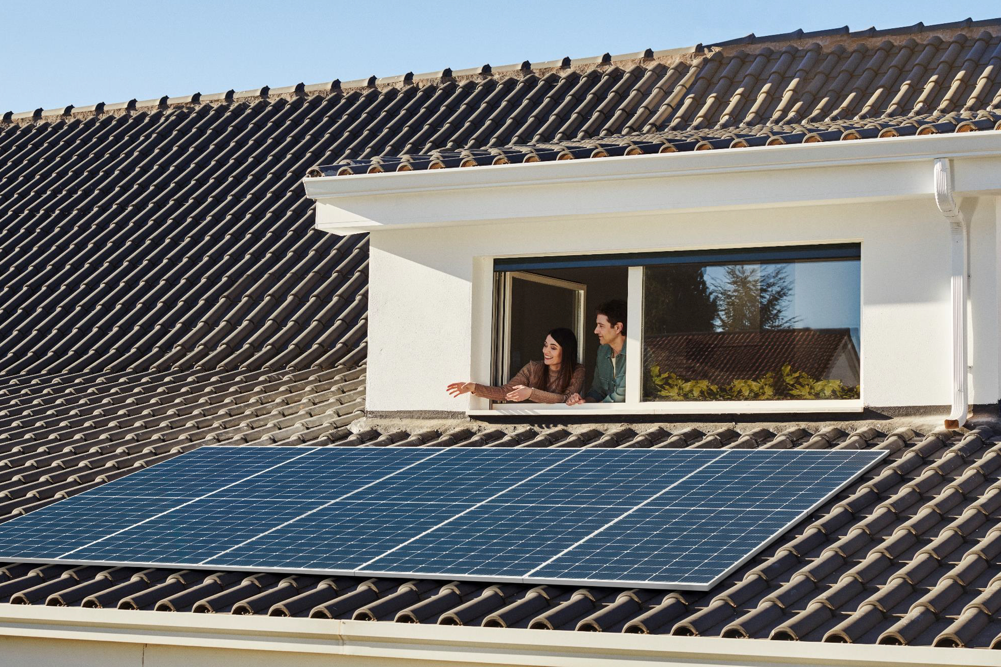 Las placas solares se pueden instalar tanto en viviendas unifamiliares como edificios en altura con grandes ventajas para los usuarios.