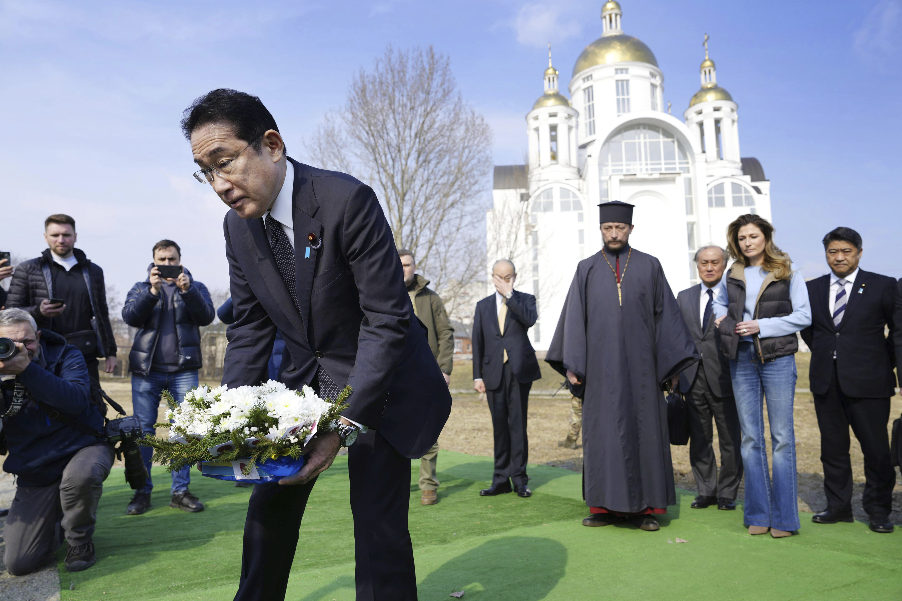 El primer ministro de Japón visita a Zelenski en Kiev