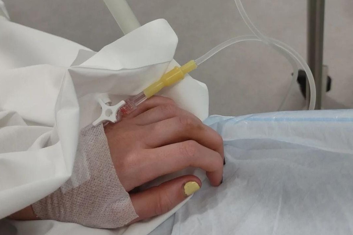 Detalle de la mano de Yanis al ser ingresada en el Hospital de Alicante