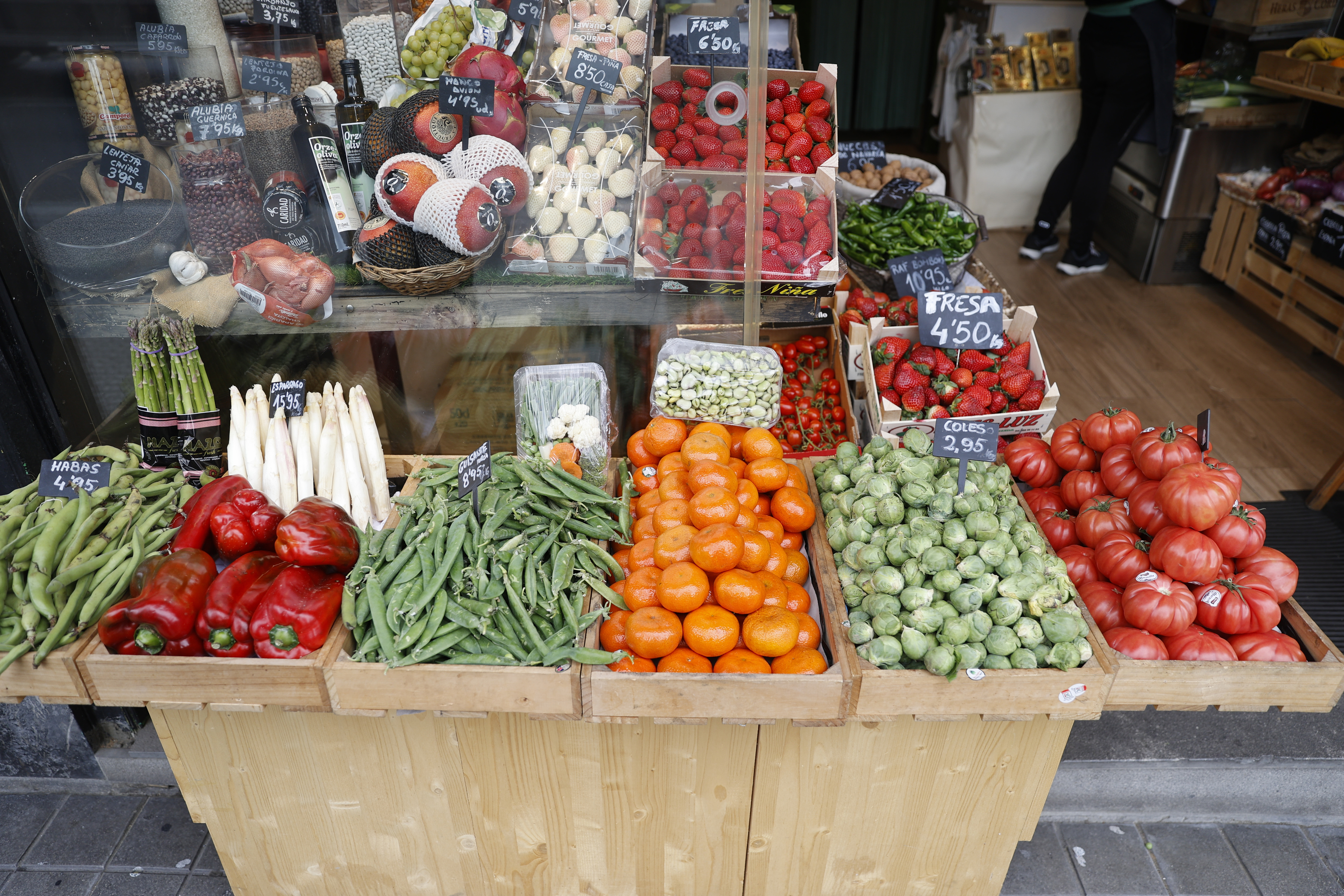 Verduras y frutas en una tienda de alimentación.