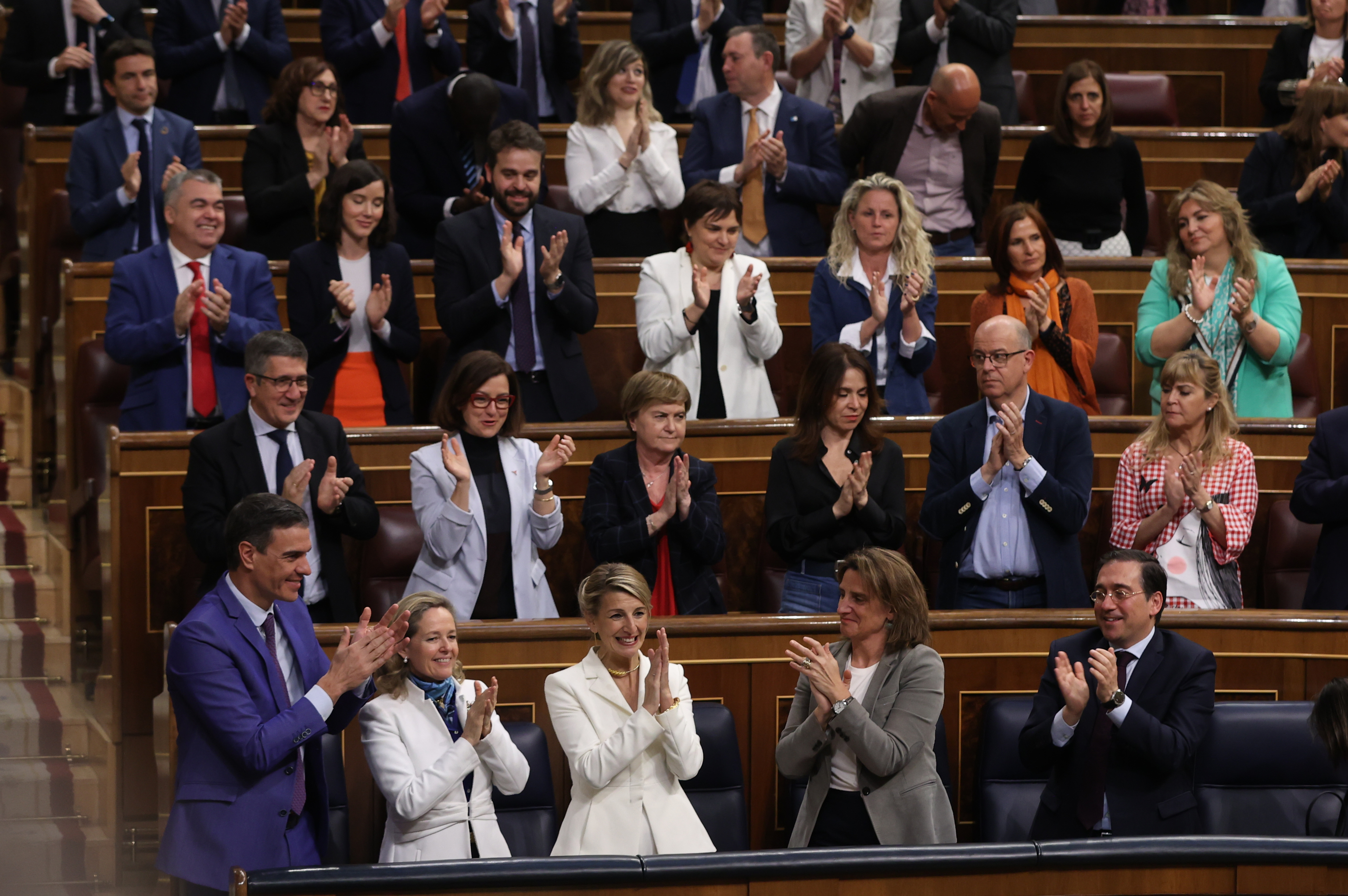Miembros del Gobierno aplaudiendo a Yolanda Díaz al término de su intervención en el Congreso de los Diputados