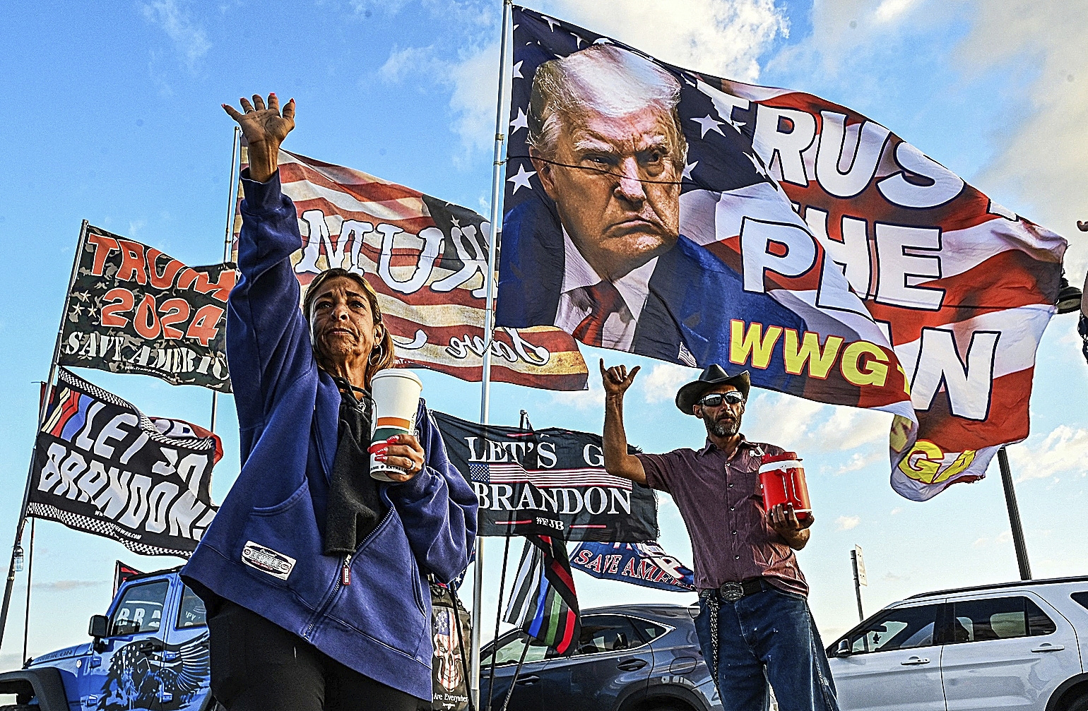 Seguidores de Donald Trump marchan en su apoyo en Mar-a-Lago (Florida).