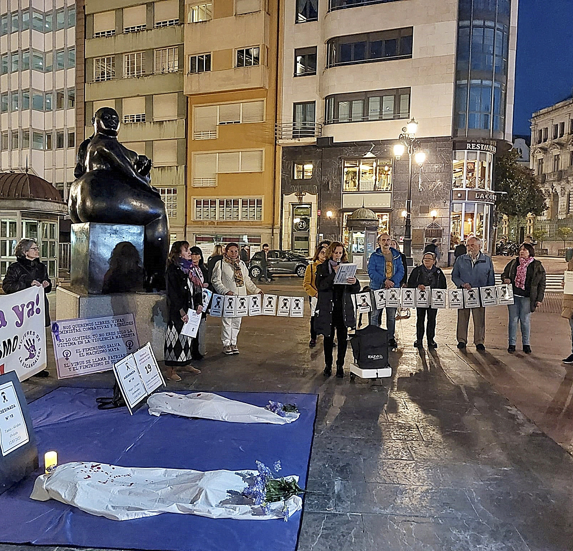 Acto de repulsa al asesinato de Tatiana  organizado por colectivos feministas en Oviedo.
