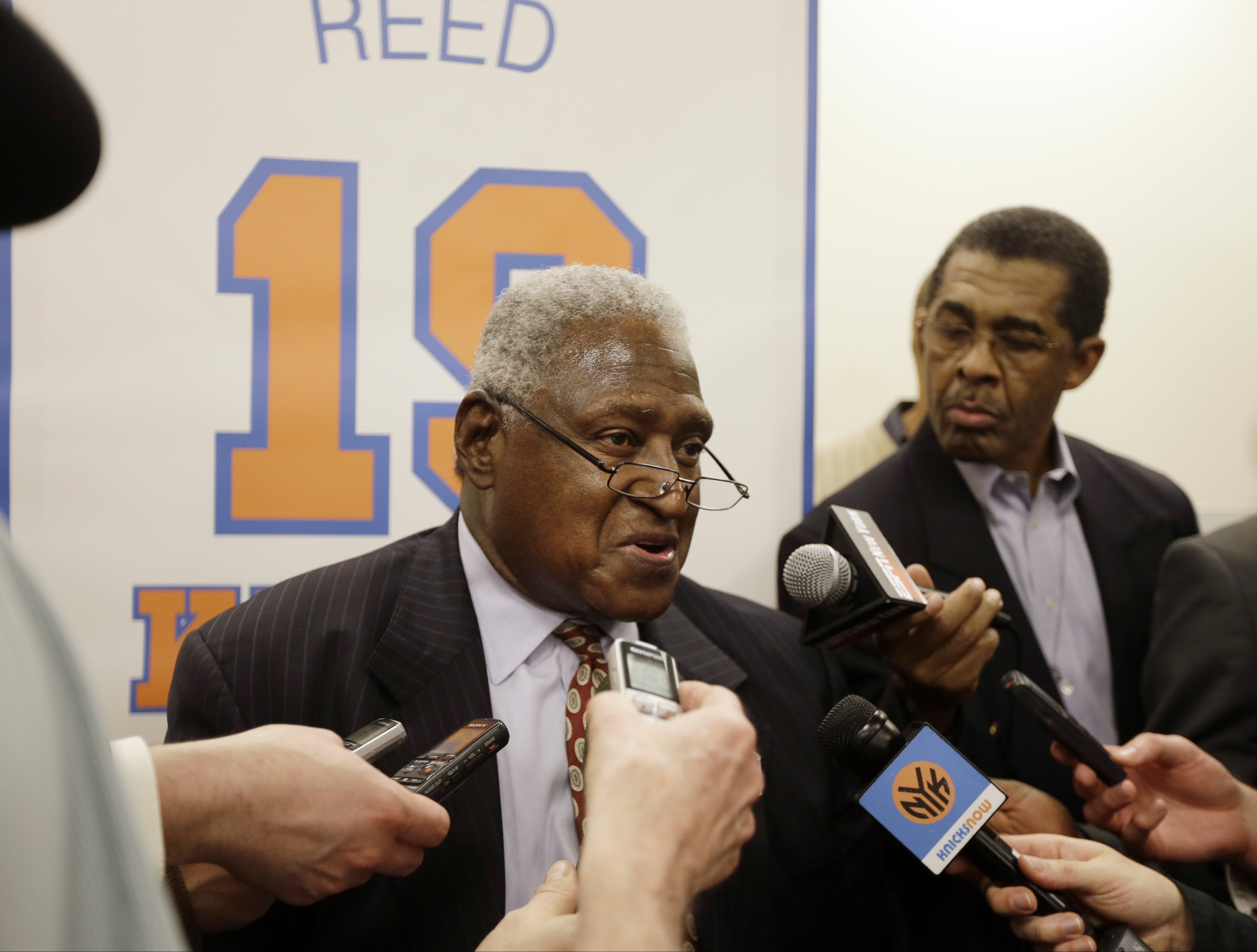 En esta foto del 5 de aril de 2013, el exjugador e integrante del Salón de la Fama Willis Reed responde a preguntas antes del duelo de los Knicks de Nueva York ante Bucks de Milwaukee. Reed falleció el 21 de marzo del 2023. Tenía 80 años.