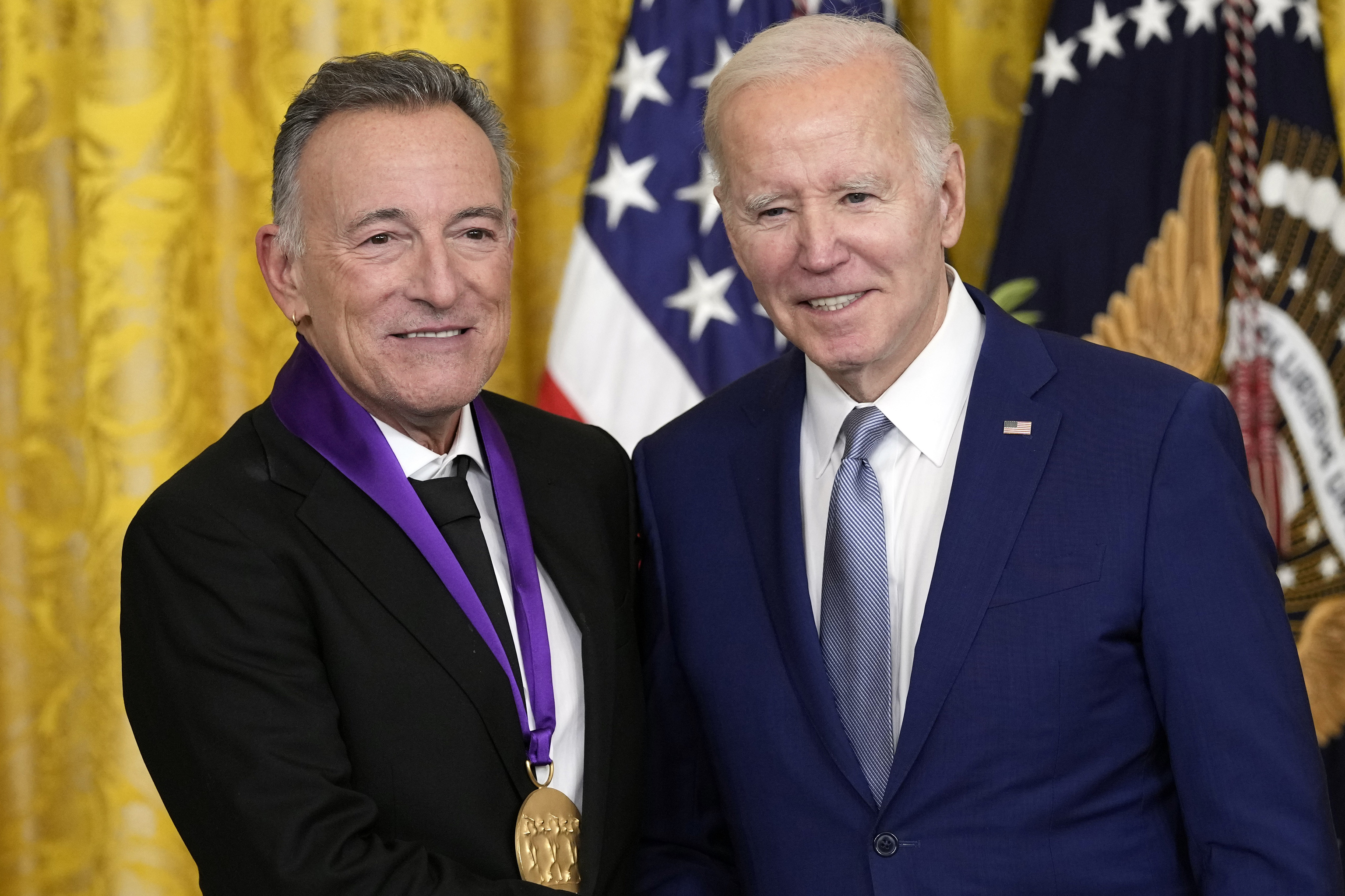 El presidente Joe Biden entrega la Medalla Nacional de las Artes 2021 a Bruce Springsteen en la Casa Blanca en Washington, el martes 21 de marzo de 2023.