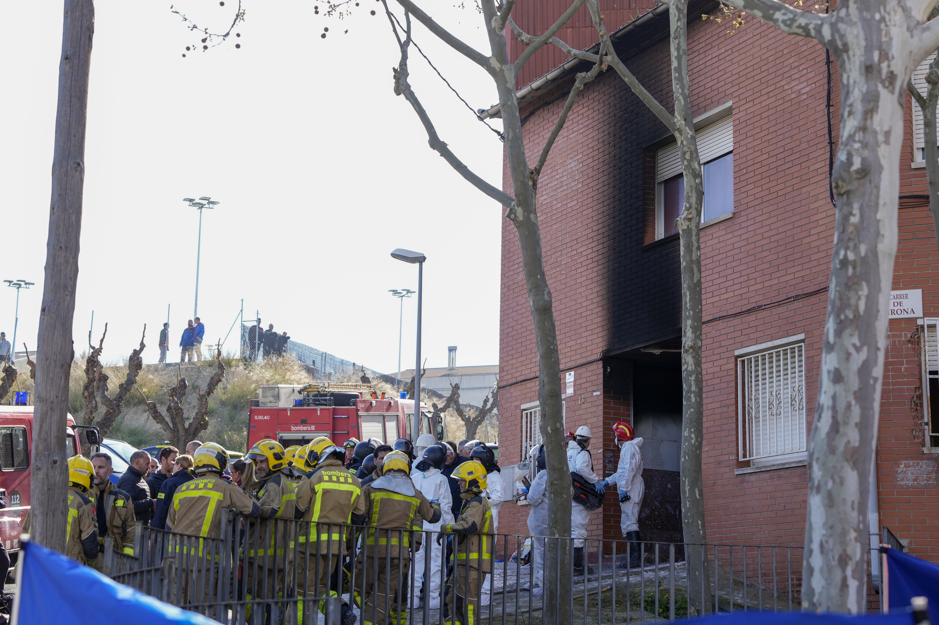 Tres personas han fallecido este mircoles en un incendio declarado en un bloque de viviendas de Rub (Barcelona) poco antes de las 7 de esta maana. Las tres personas fallecidas haban salido de su vivienda e intentaban abandonar el inmueble bajando por las escaleras.