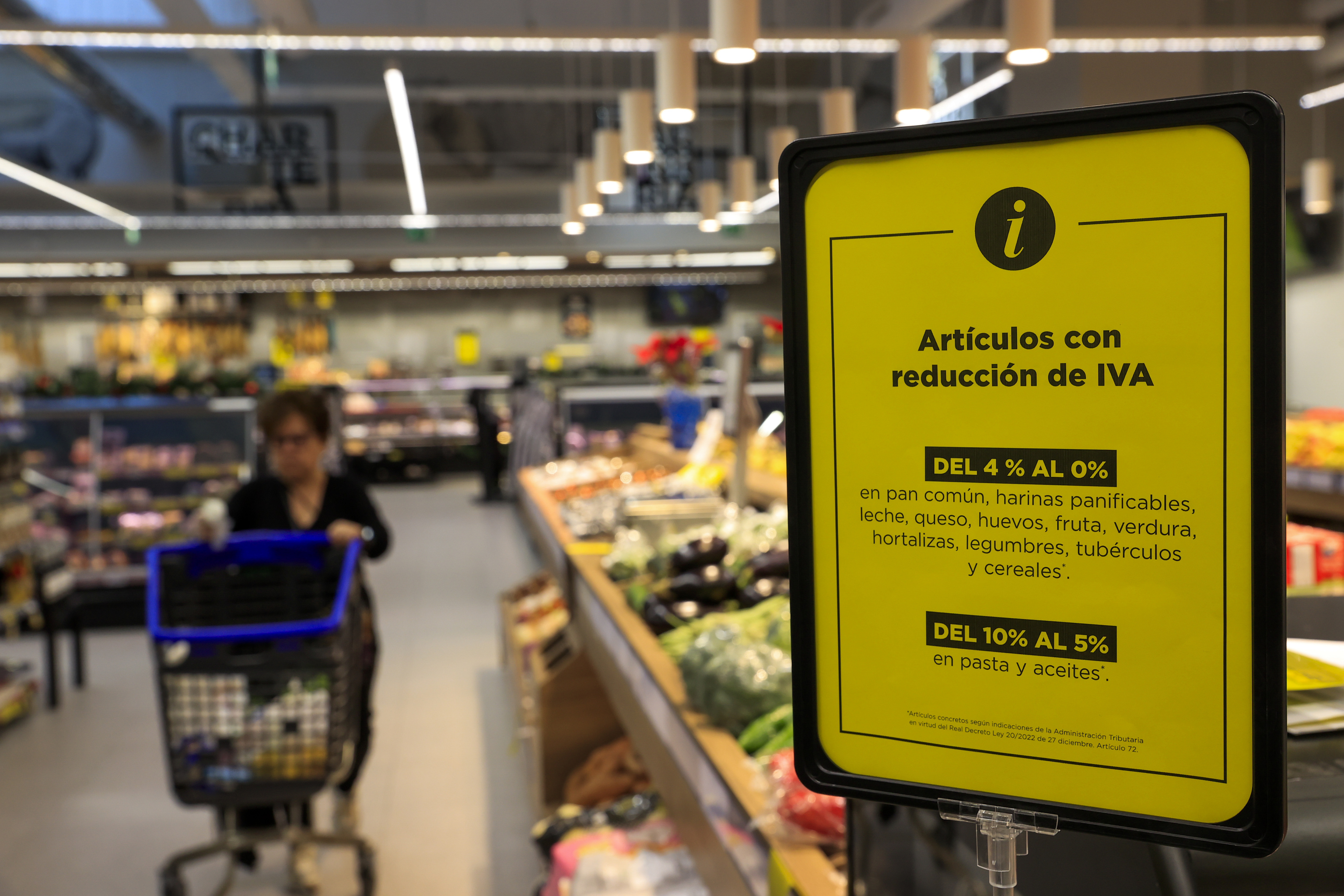 Cartel informativo sobre la rebaja del IVA en un supermercado.