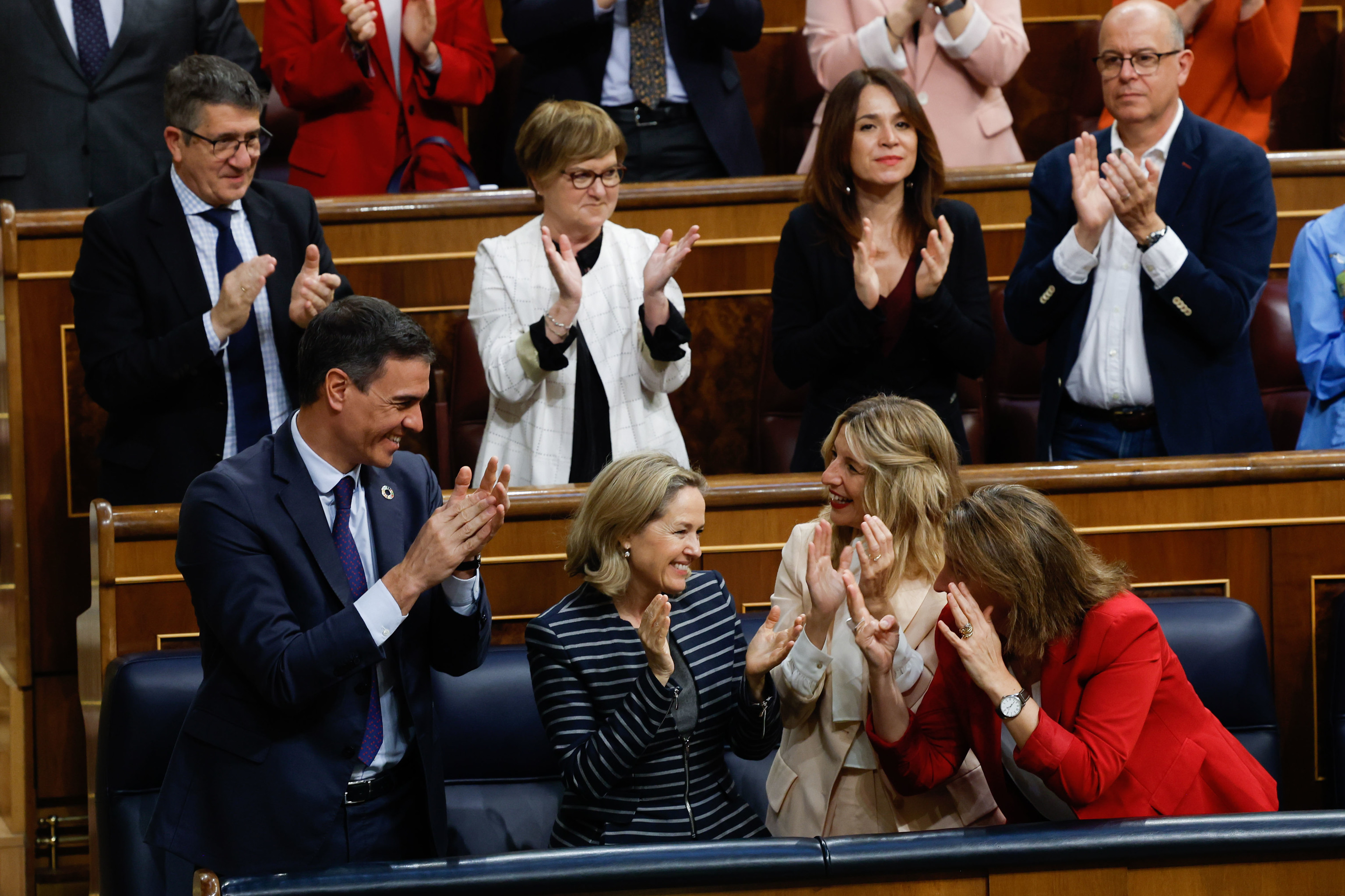 Pedro Sánchez aplaude junto a sus vicepresidentas y la bancada socialista tras ser rechazada la moción de Vox.