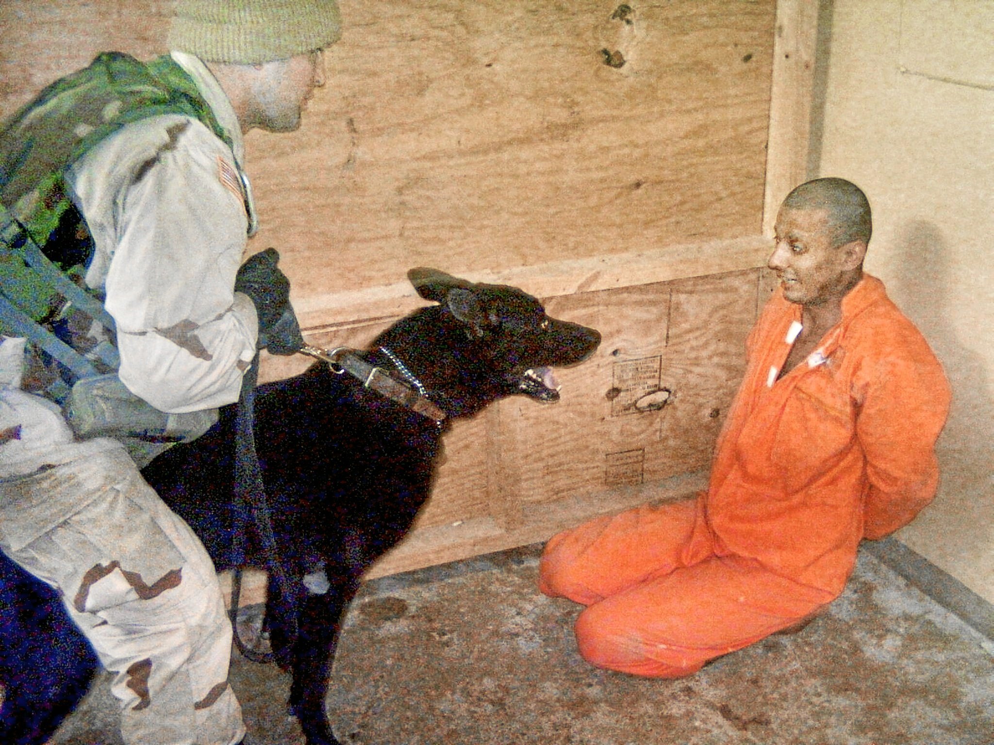 Un soldado estadounidense intimida a un preso iraquí con un perro. AP