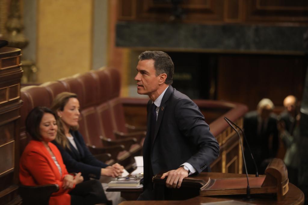 El presidente del Gobierno, Pedro Sánchez, sube a la tribuna del Congreso.