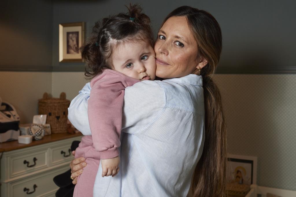 Raquel da Costa con su hija Mage, que nació hace dos años con pluridiscapacidad.