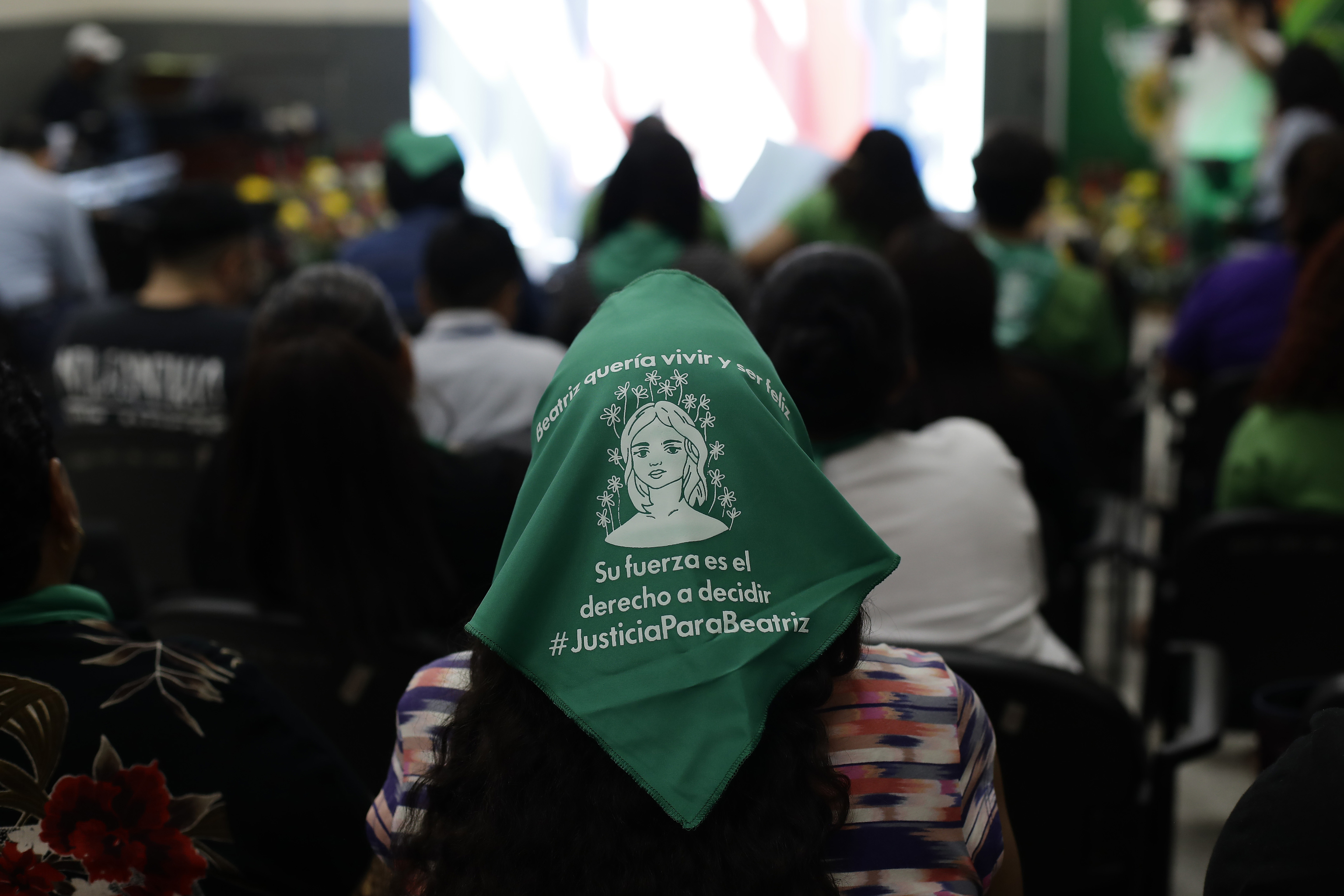 Una pañoleta verde con el rostro de Beatriz, en San Salvador.