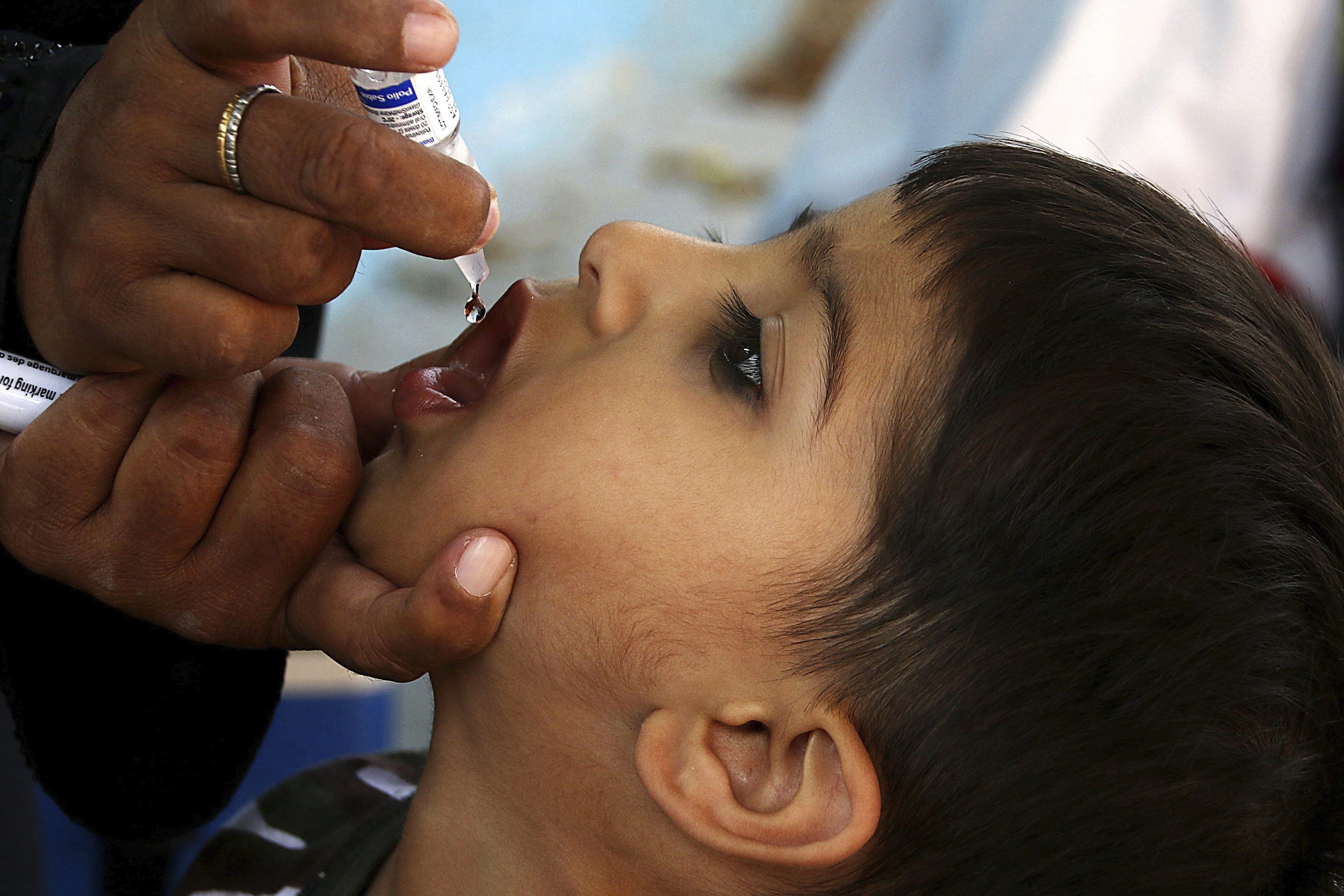 Un nio recibe la vacuna de la polio.