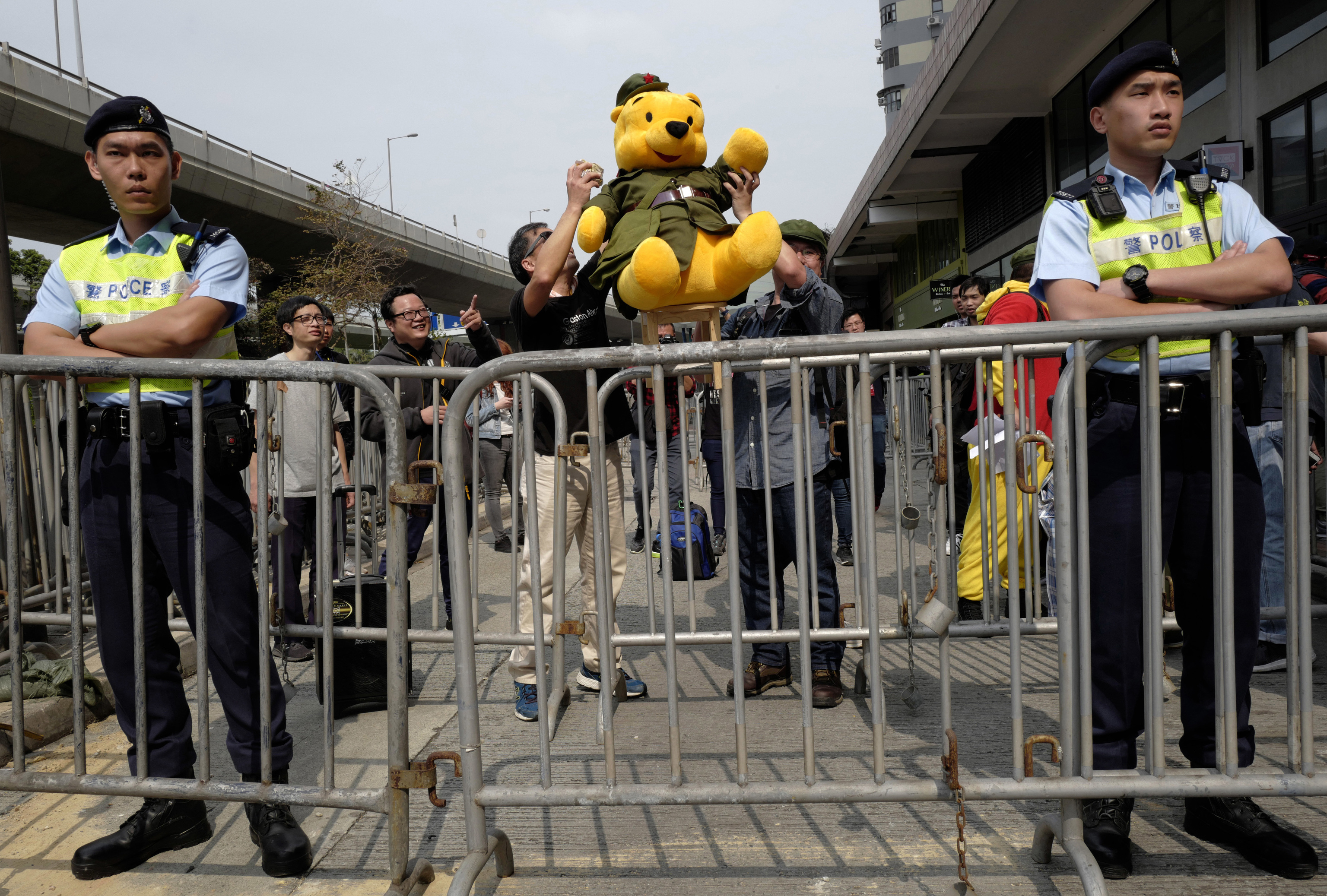 Manifestantes en Hong Kong levantan un Winnie the Pooh vestido de miembro del Partido Comunista para simbolizar al presidente chino Xi Jinping.