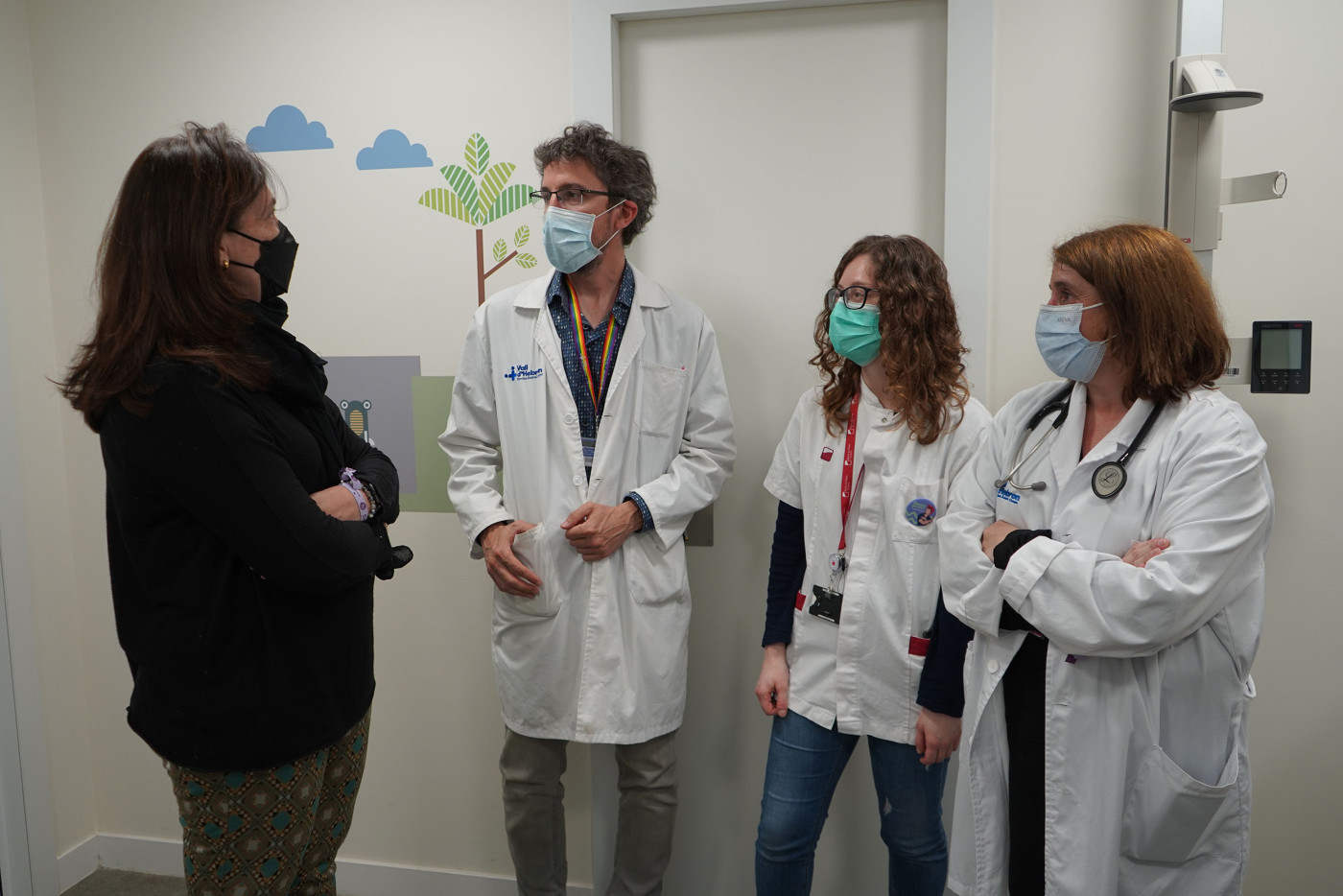Paciente de lupus con el equipo mdico Pere Barba, Mnica Linares y Josefina Corts.