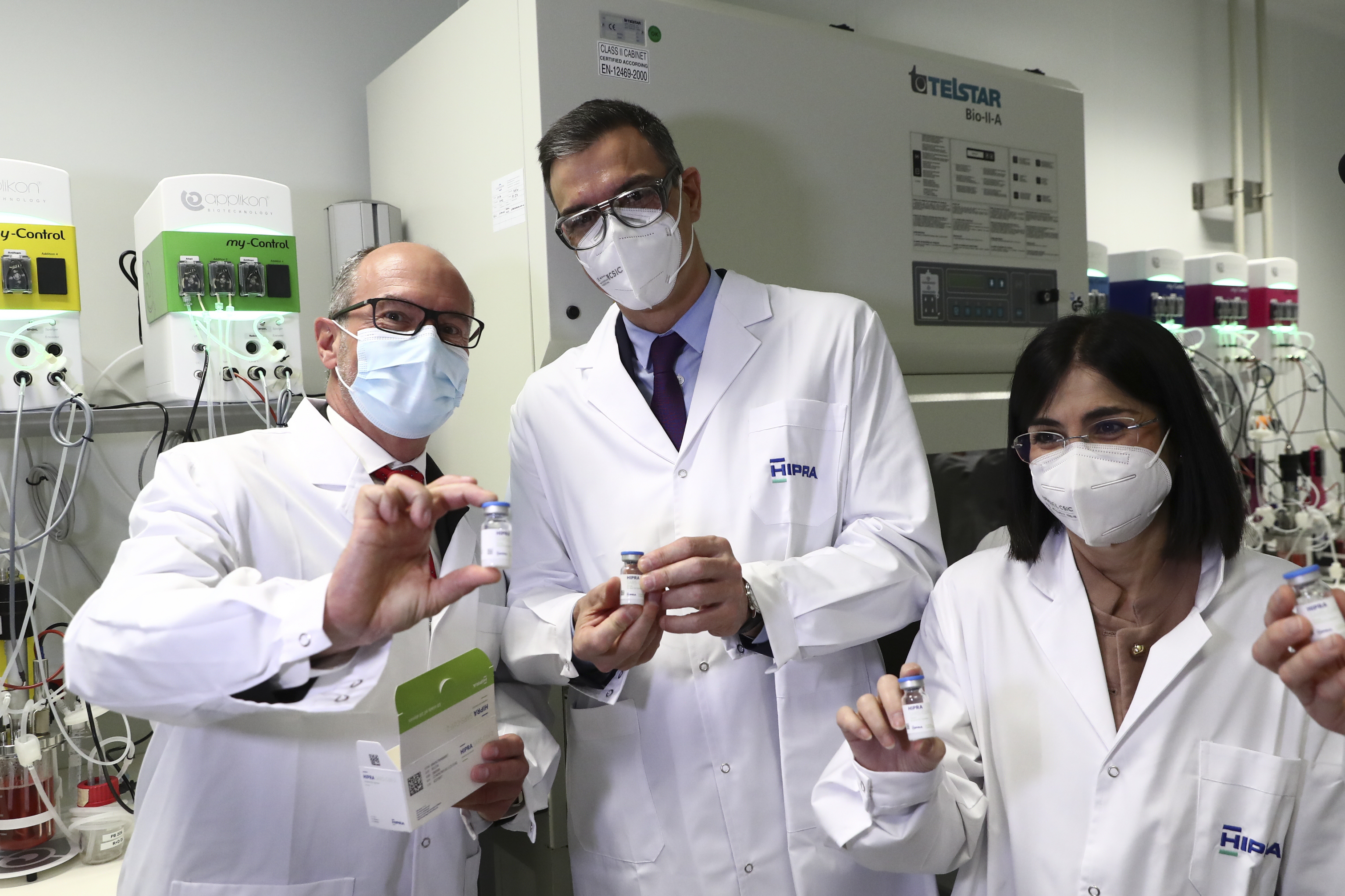 En su visita a la farmacéutica HIPRA en Girona, Pedro Sánchez y Carolina Darias reafirmaron el apoyo del Gobierno a la investigación para lograr una vacuna española.