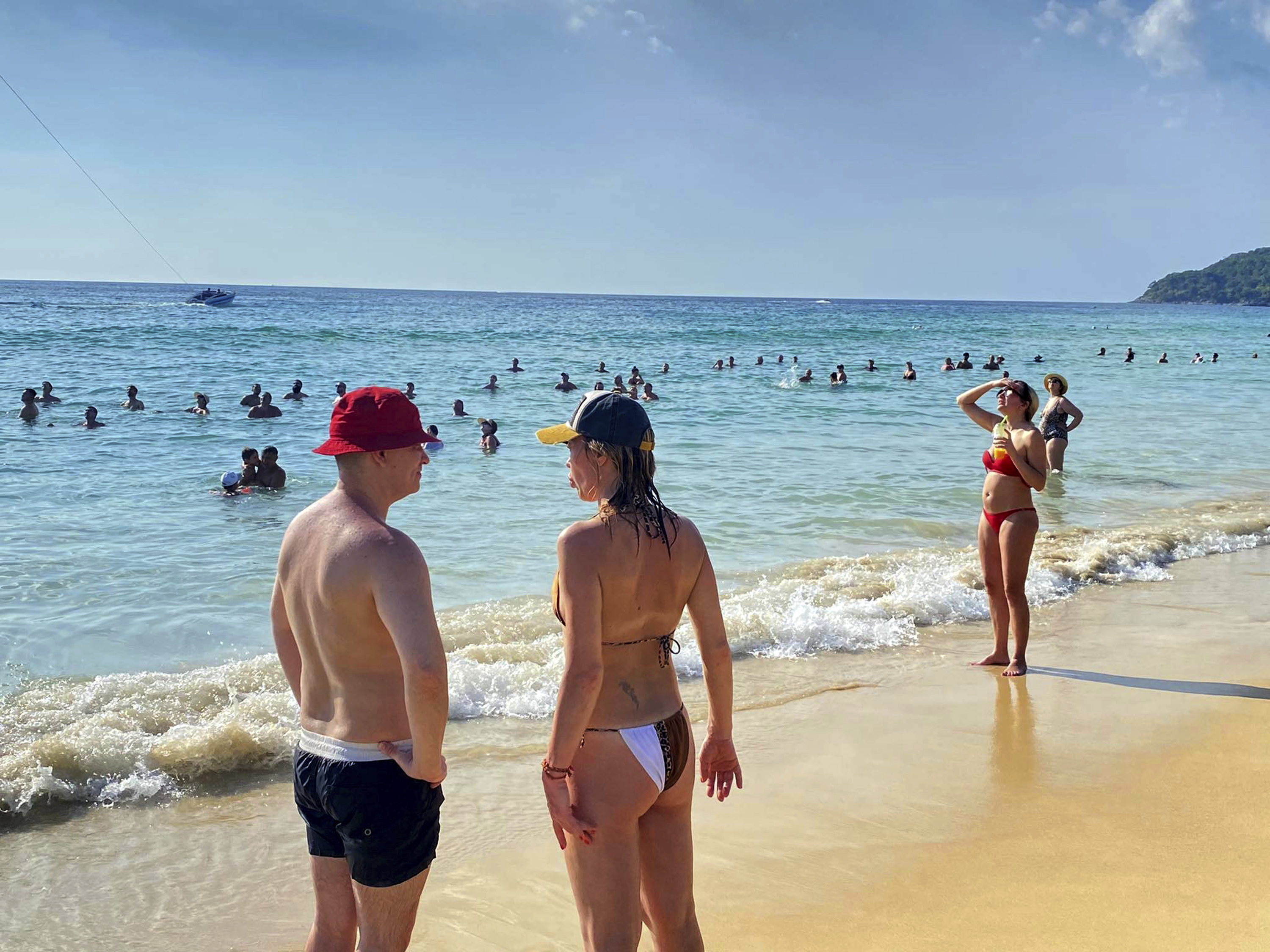 Turistas rusos en una de las playas de Phuket.