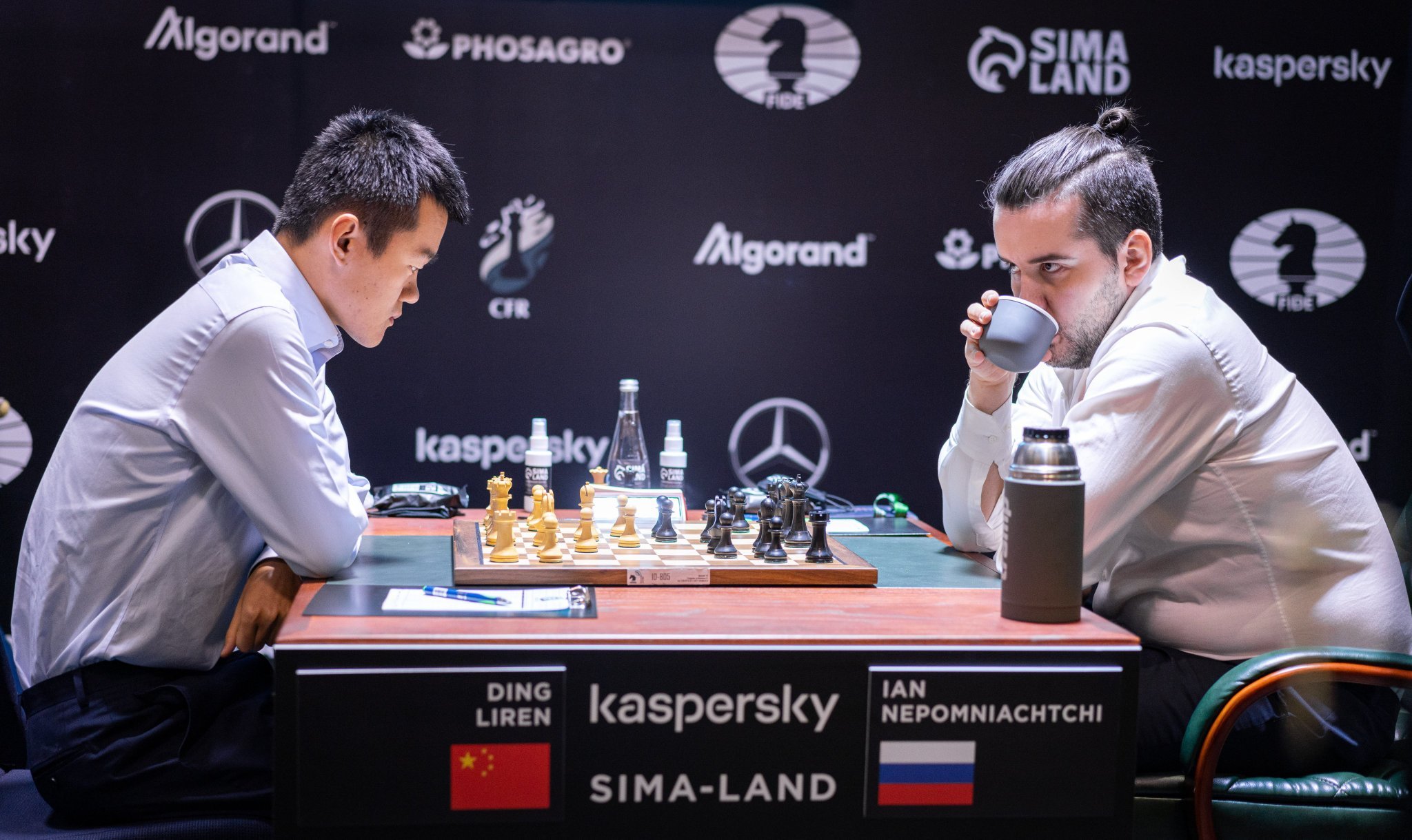 El chino Ding Liren durante una partida contra el ruso Ian Nepomniachtchi.