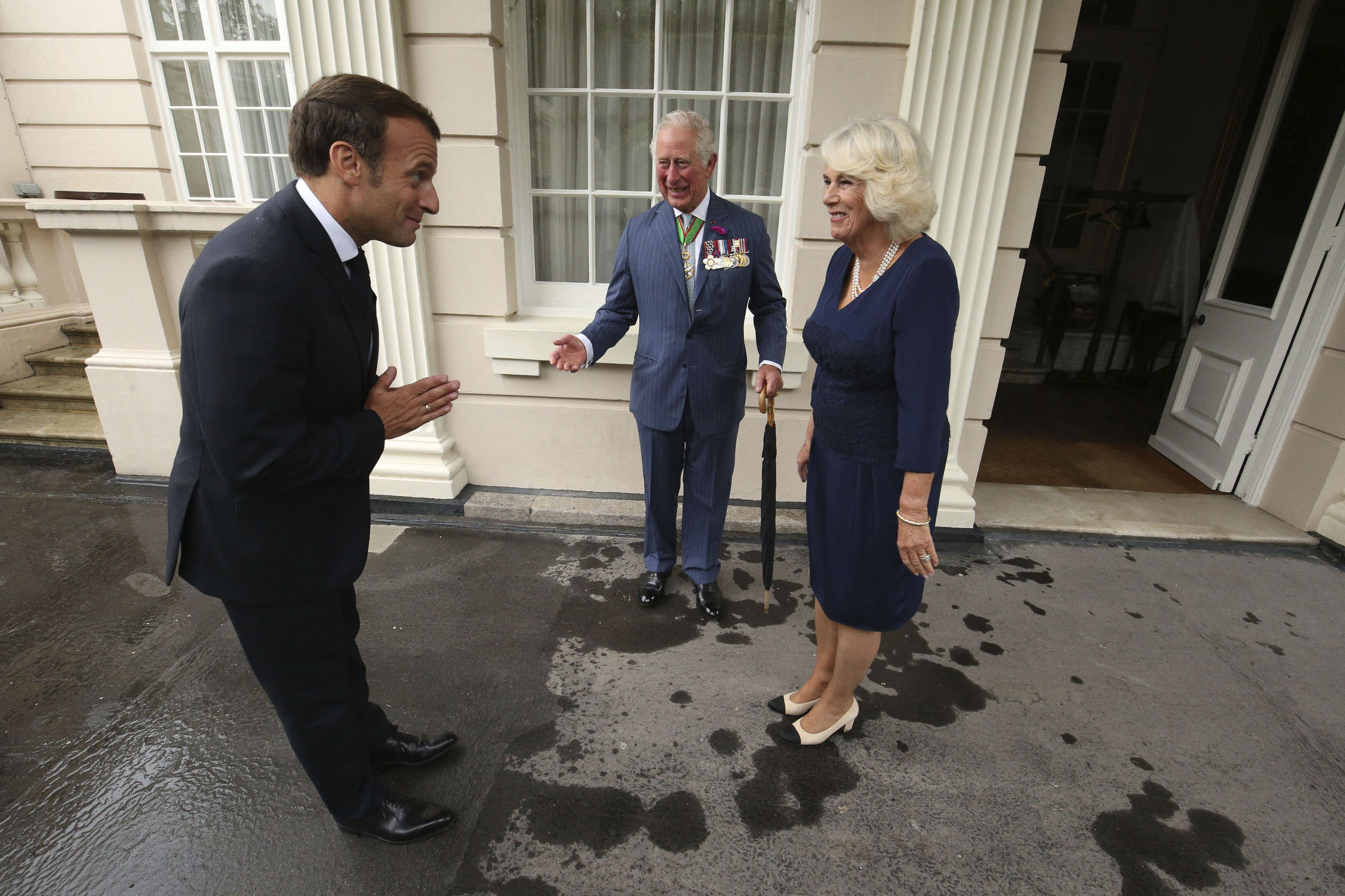 Carlos y Camila reciben al presidente Macron en Clarence House, en junio de 2020.