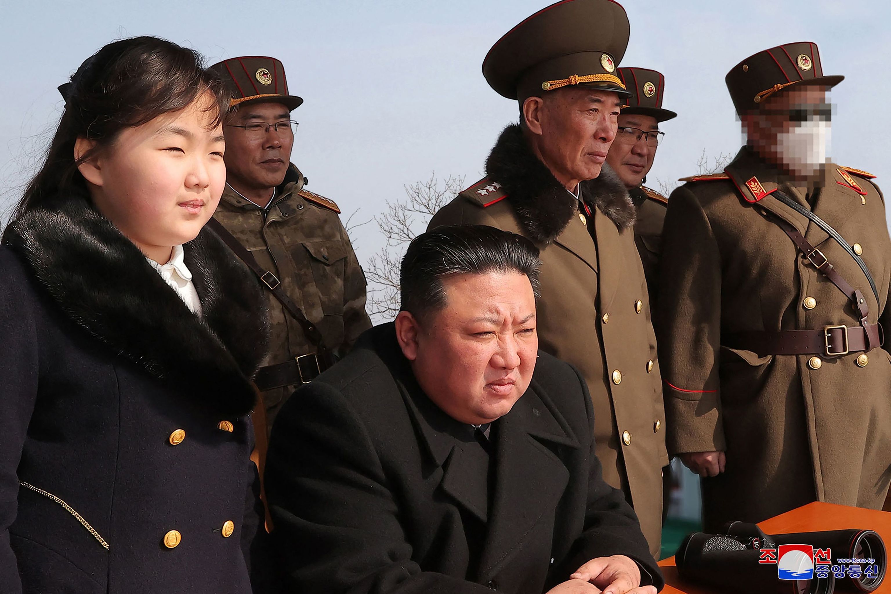 El líder norcoreano junto a su hija y varios líderes militares, en una imagen reciente.