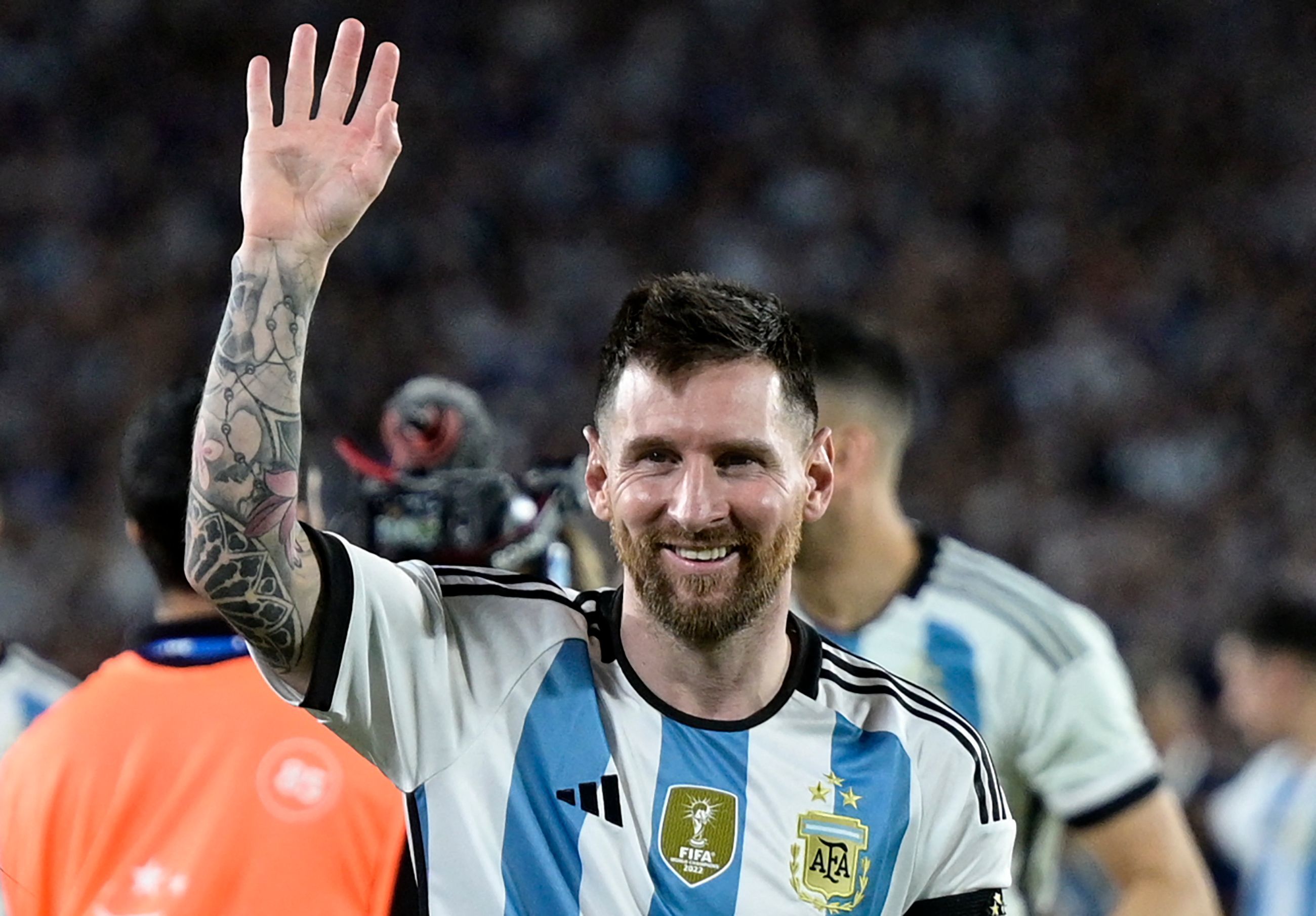 Messi saluda a la afición tras finalizar el partido.