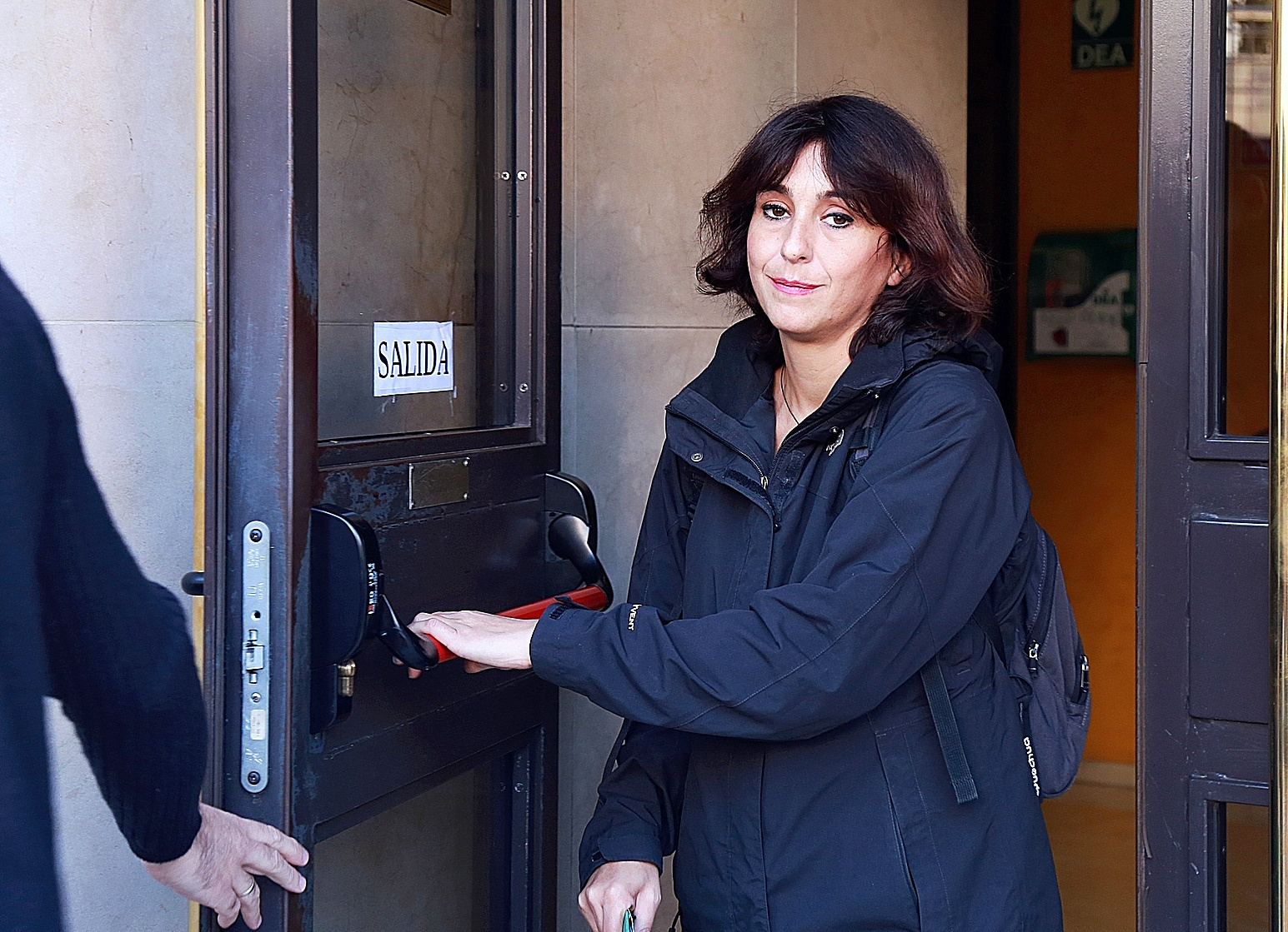 Juana Rivas sale del juzgado de lo penal de Granada tras recoger su sentencia condenatoria, en 2018.