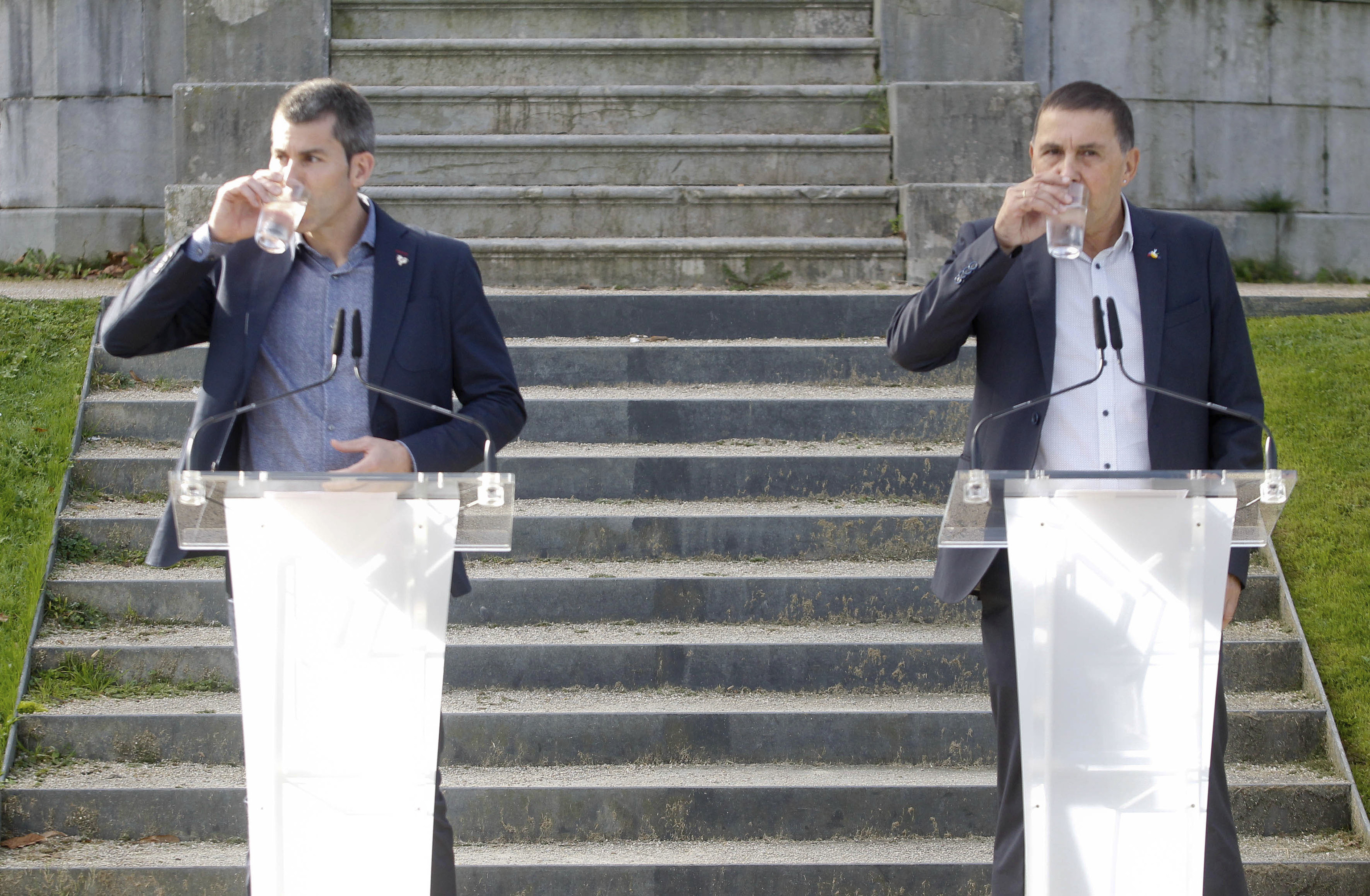 Arkaitz Rodrguez y Arnaldo Otegi beben agua en la declaracin conjunta que realizaron en octubre de 2021 en la que reconocieron el dao a las vctimas del terrorismo etarra,