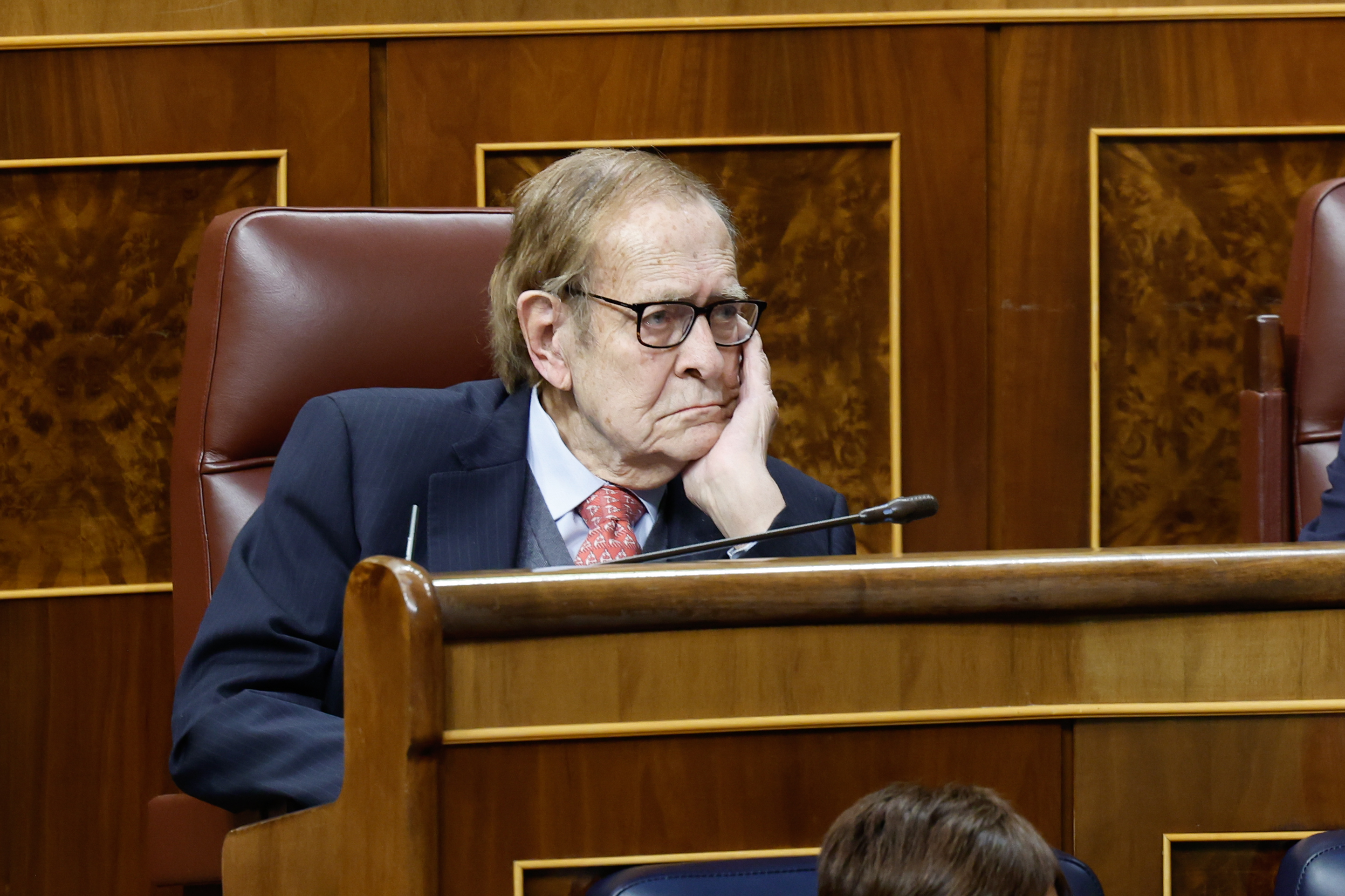 Ramón Tamames, con gesto de resignación en la moción de censura