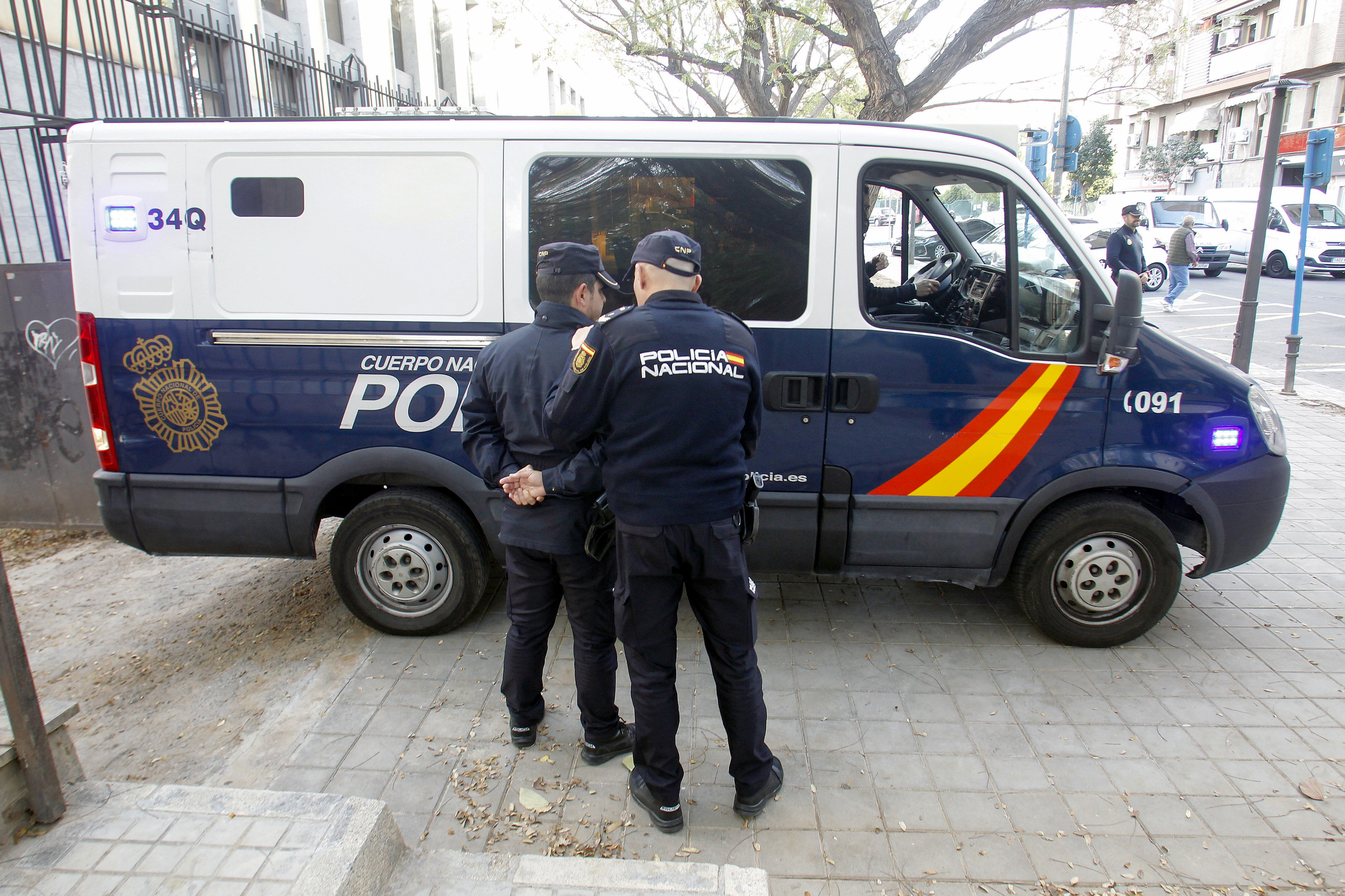 Furgn policial que traslad al detenido al juzgado de Alicante.