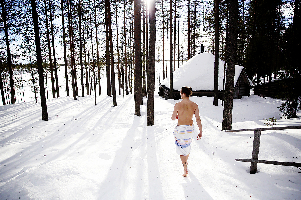 Un finlands se acerca a una sauna tradicional.