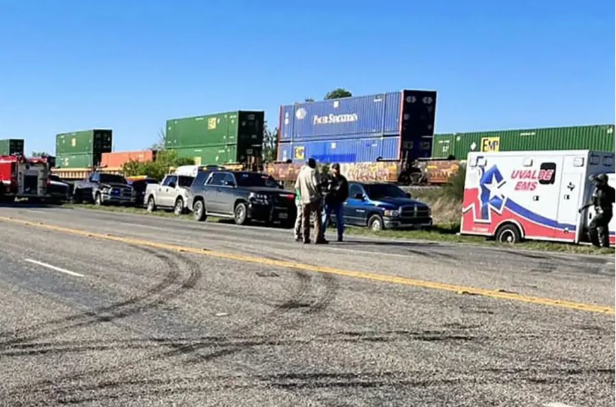 Encuentran a dos inmigrantes muertos por asfixia y otros 10 encerrados en un vagón de tren en Texas