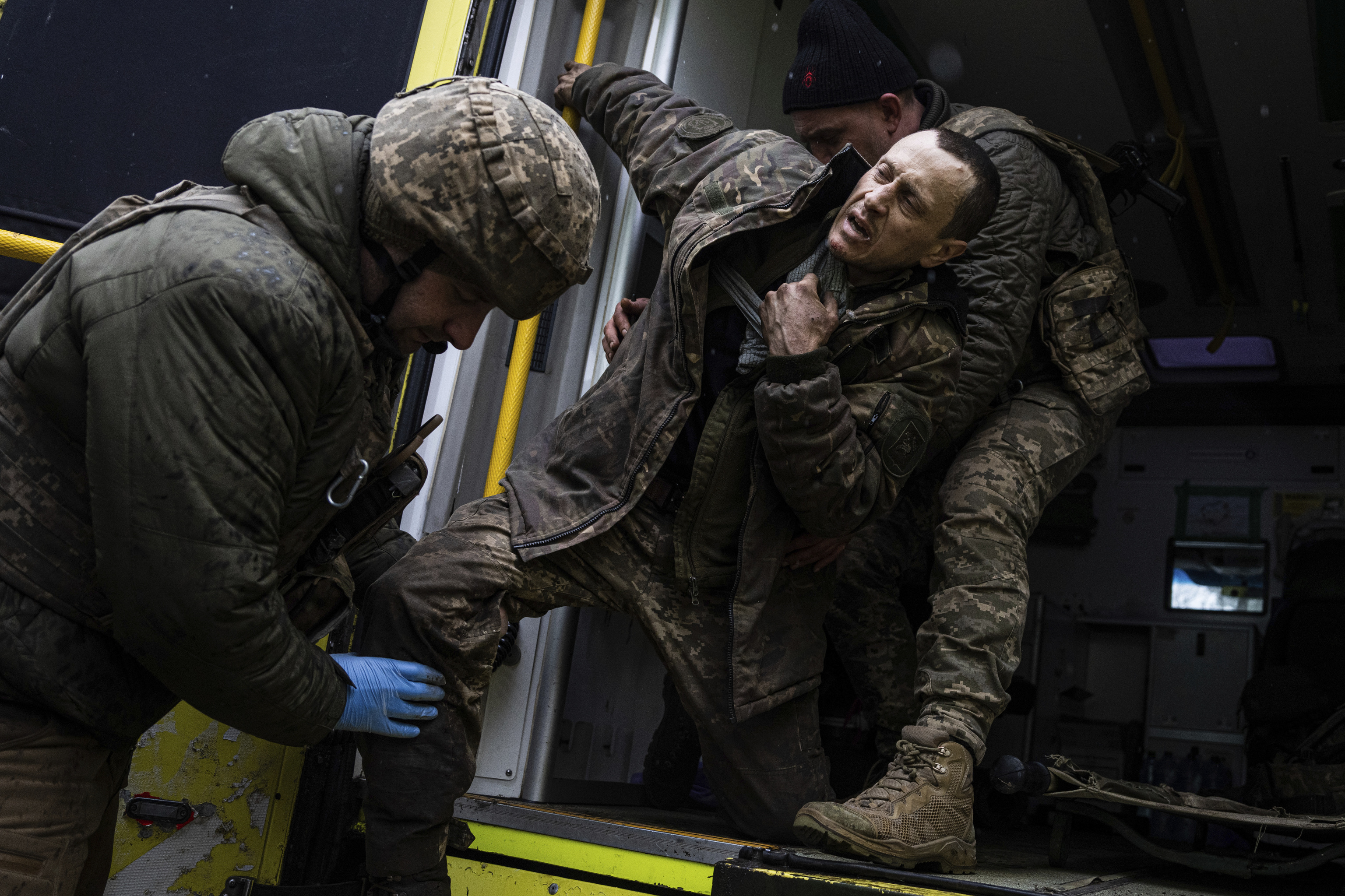 Médicos militares ucranianos ayudan a un camarada herido en Bajmut.