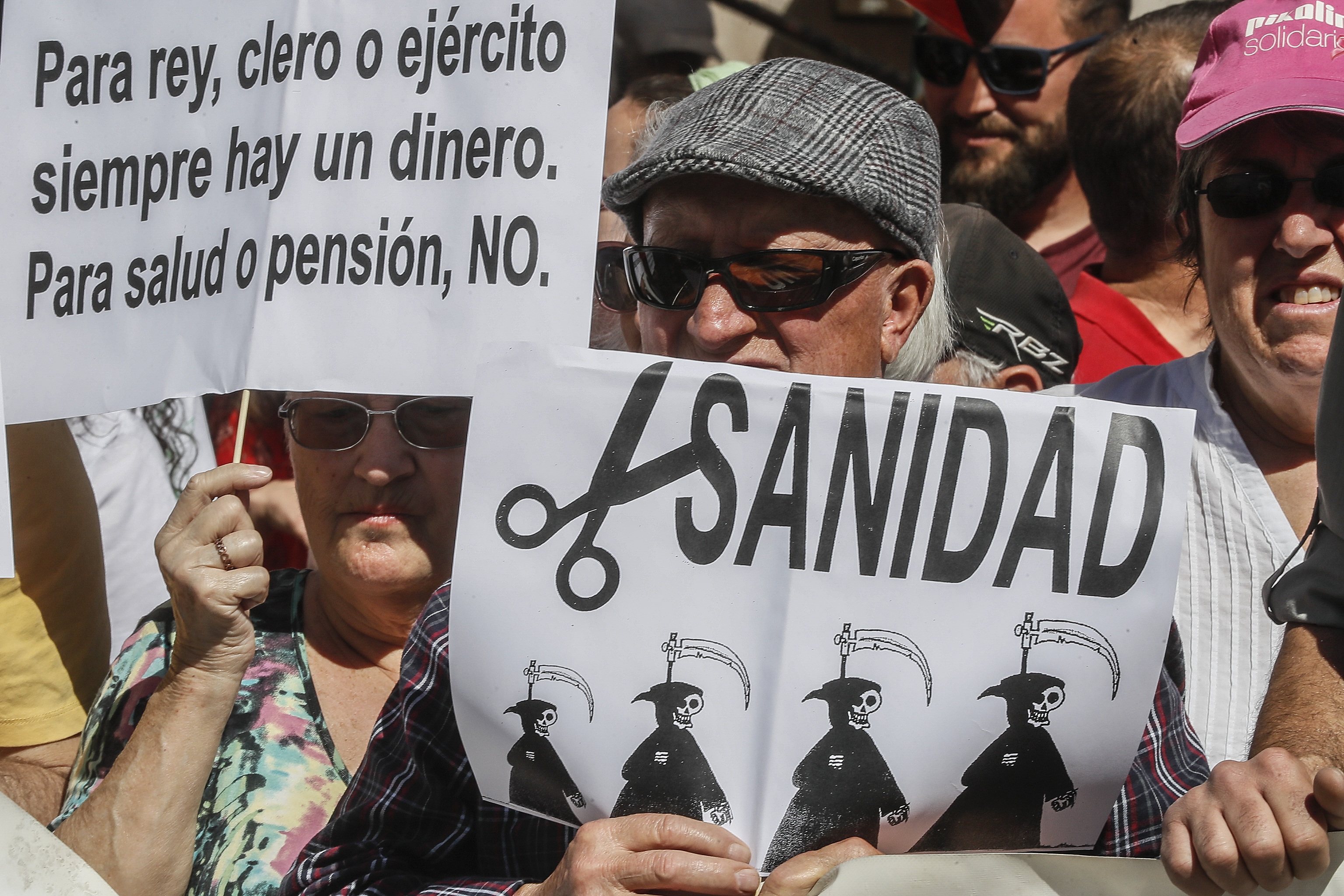Una pancarta contra los recortes en sanidad en la manifestacin de Sevilla.