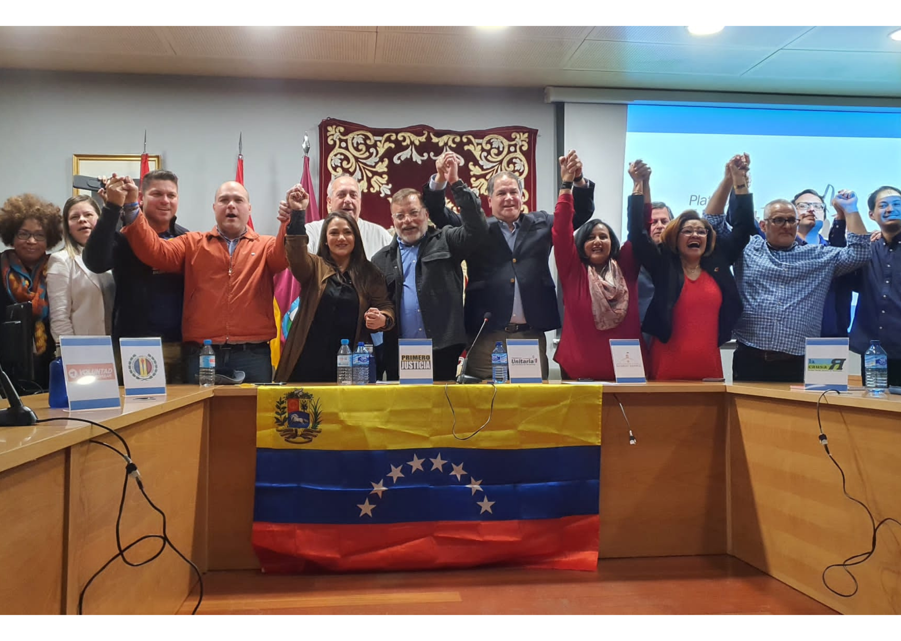 La oposición venezolana escenifica su reconciliación en Madrid