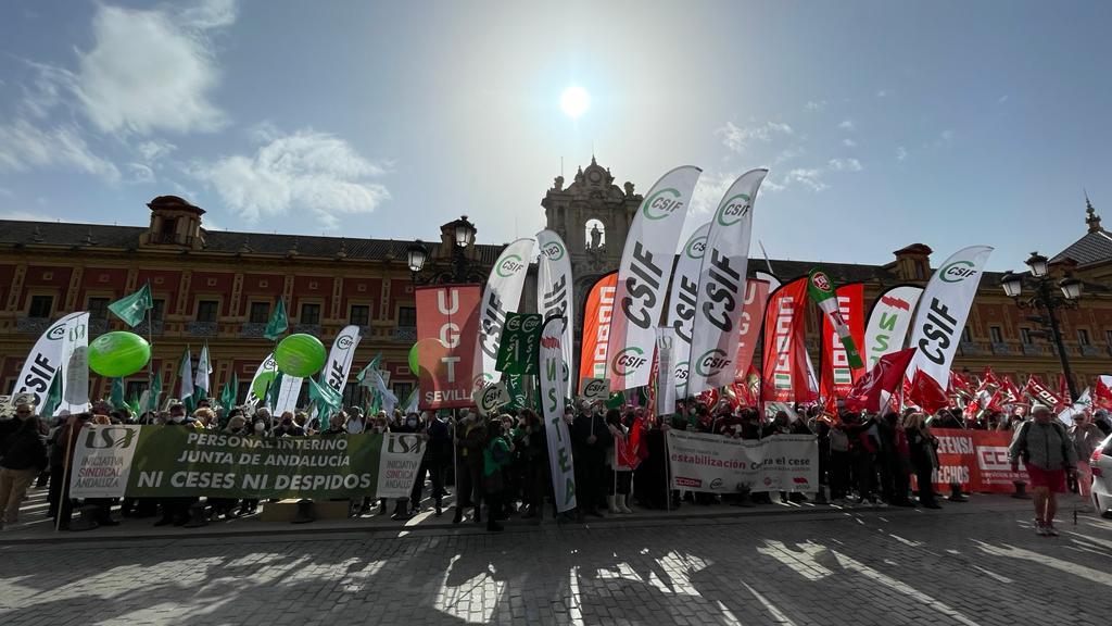 Protesta de los sindicatos ante el Palacio de San Telmo contra el despido indiscriminado de personal temporal de la Junta el 30 de marzo de 2022.
