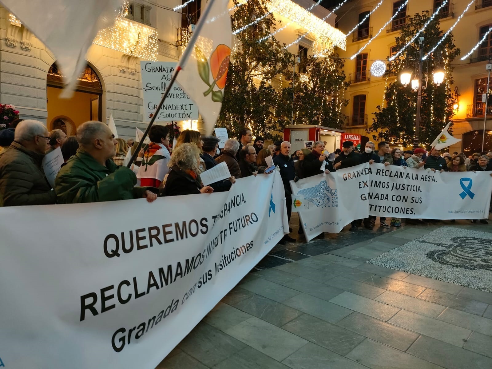 Manifestación en Granada reclamando transparencia en el proceso de elección de la sede de la Agencia de Inteligencia Artificial.