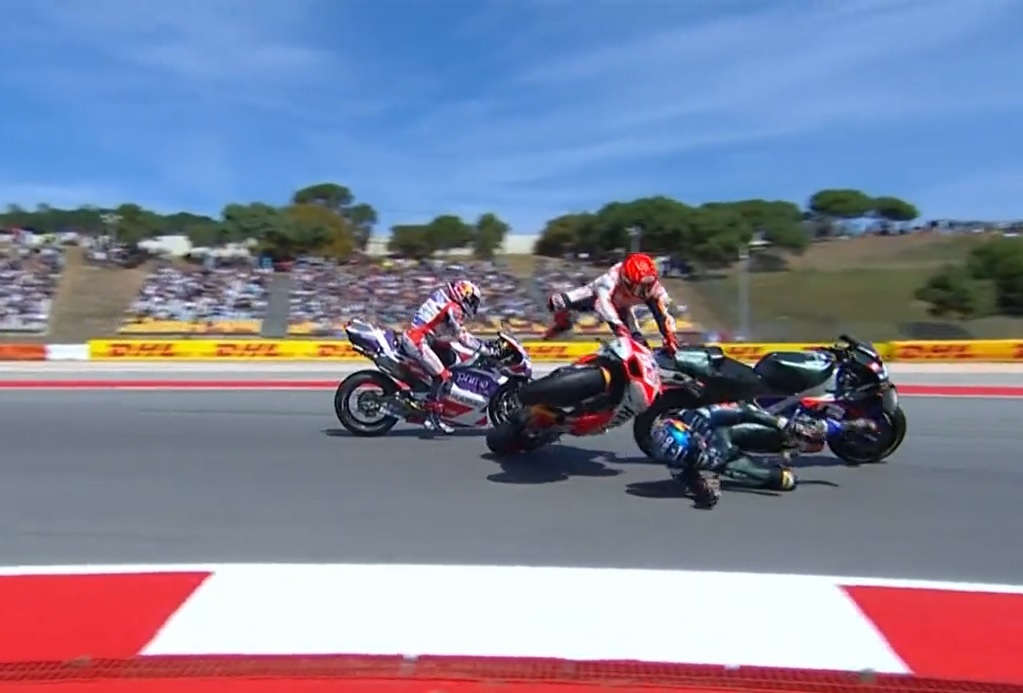 Instante en el que Mrquez se lleva por delante la moto de Oliveira.