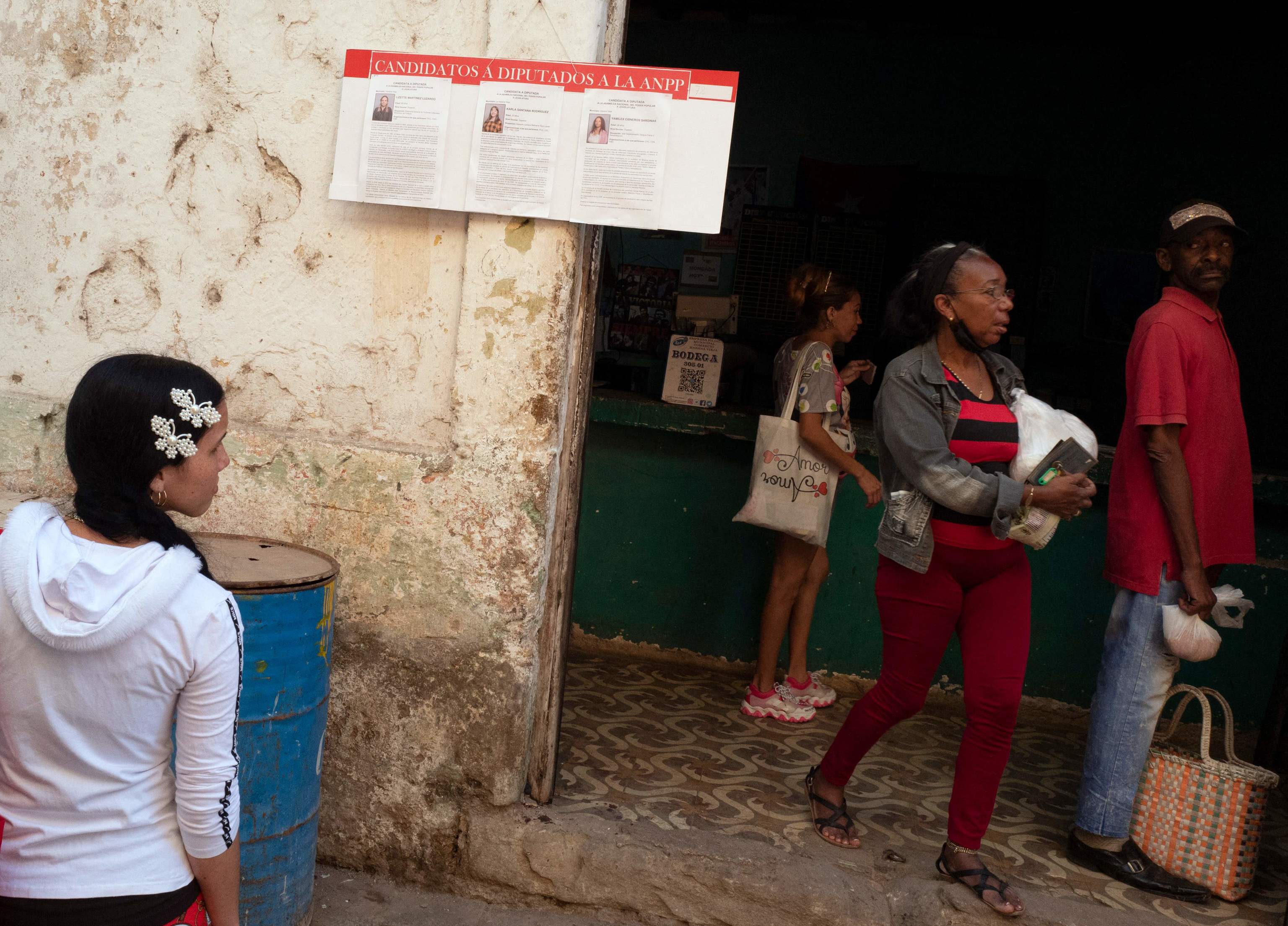 Una pancarta pide a los cubanos que voten en las elecciones, en La Habana.
