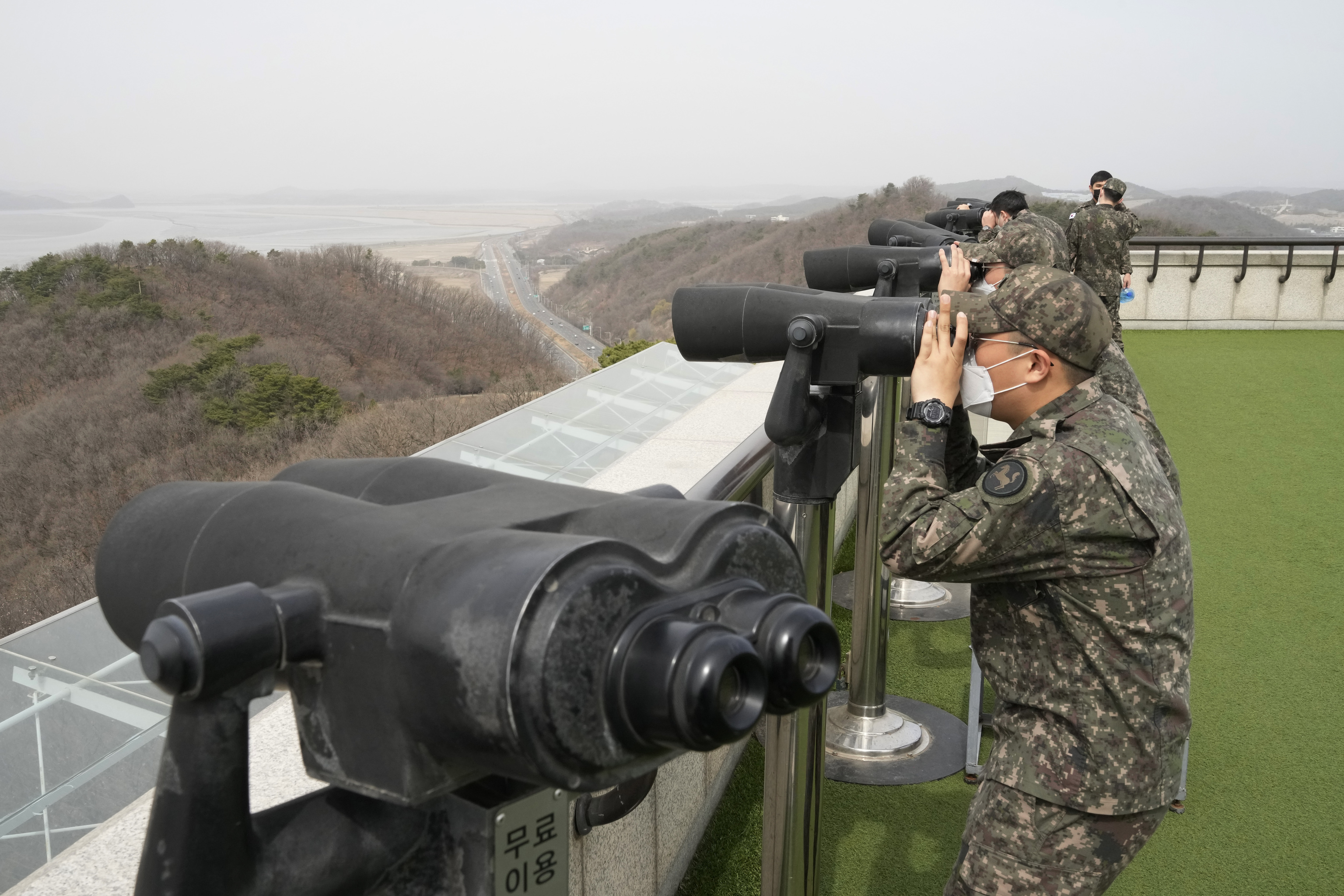 Soldados surcoreanos observan la parte norcoreana.