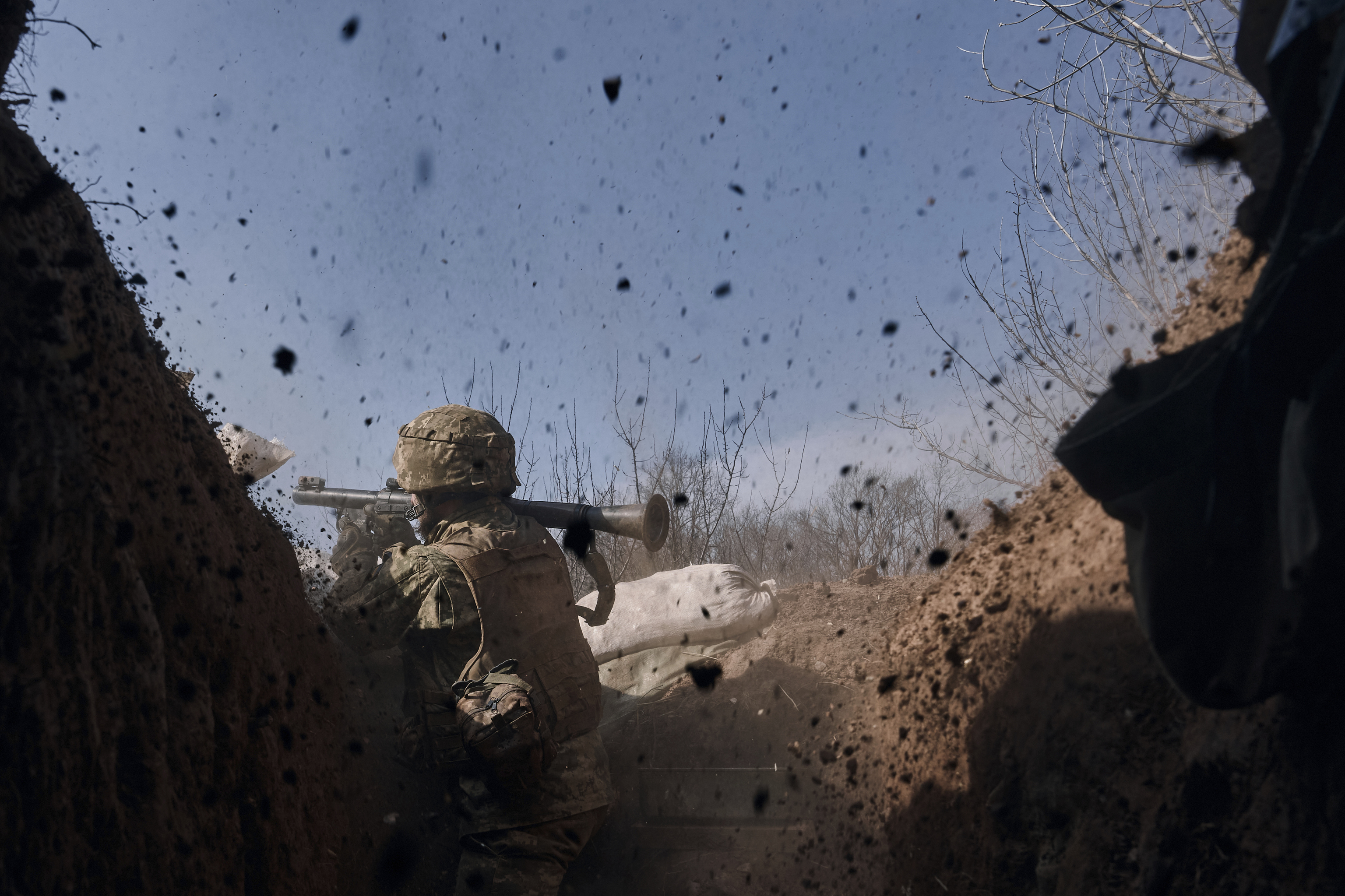 Un soldado ucraniano dispara una granada en plena batalla con tropas rusas cerca de Bajmut.