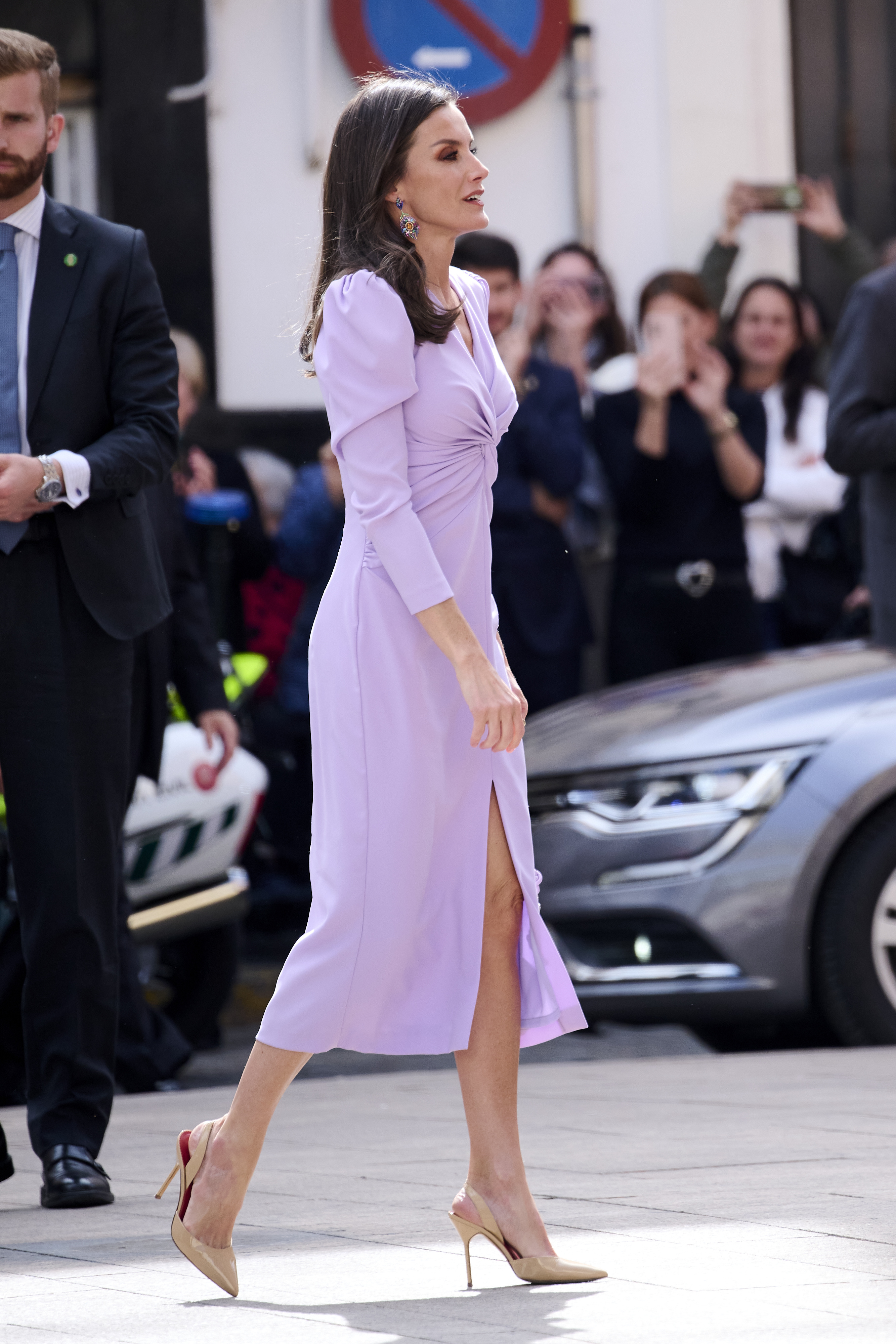 ALT: La Reina Letizia estrena vestido 'made in Spain' en un color insólito en su armario en los últimos tiempos